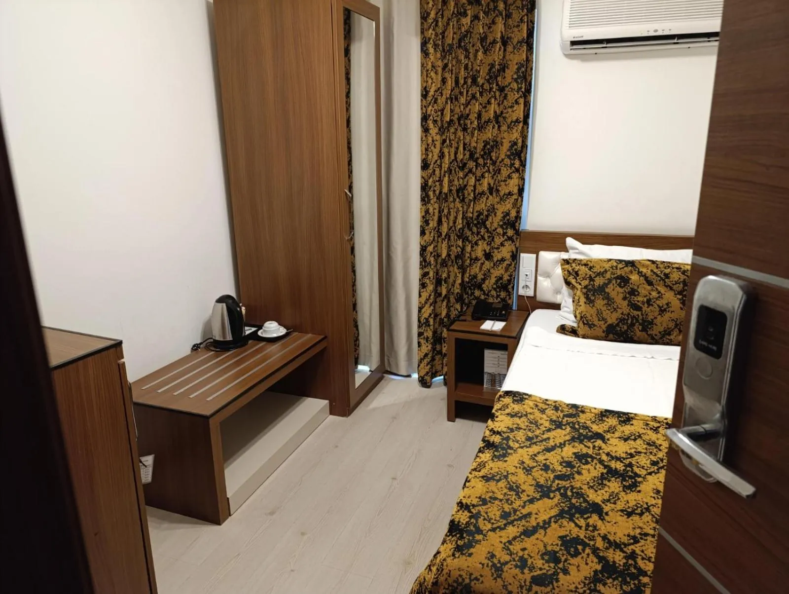 Coffee/tea facilities, Bed in The Corner Park Hotel