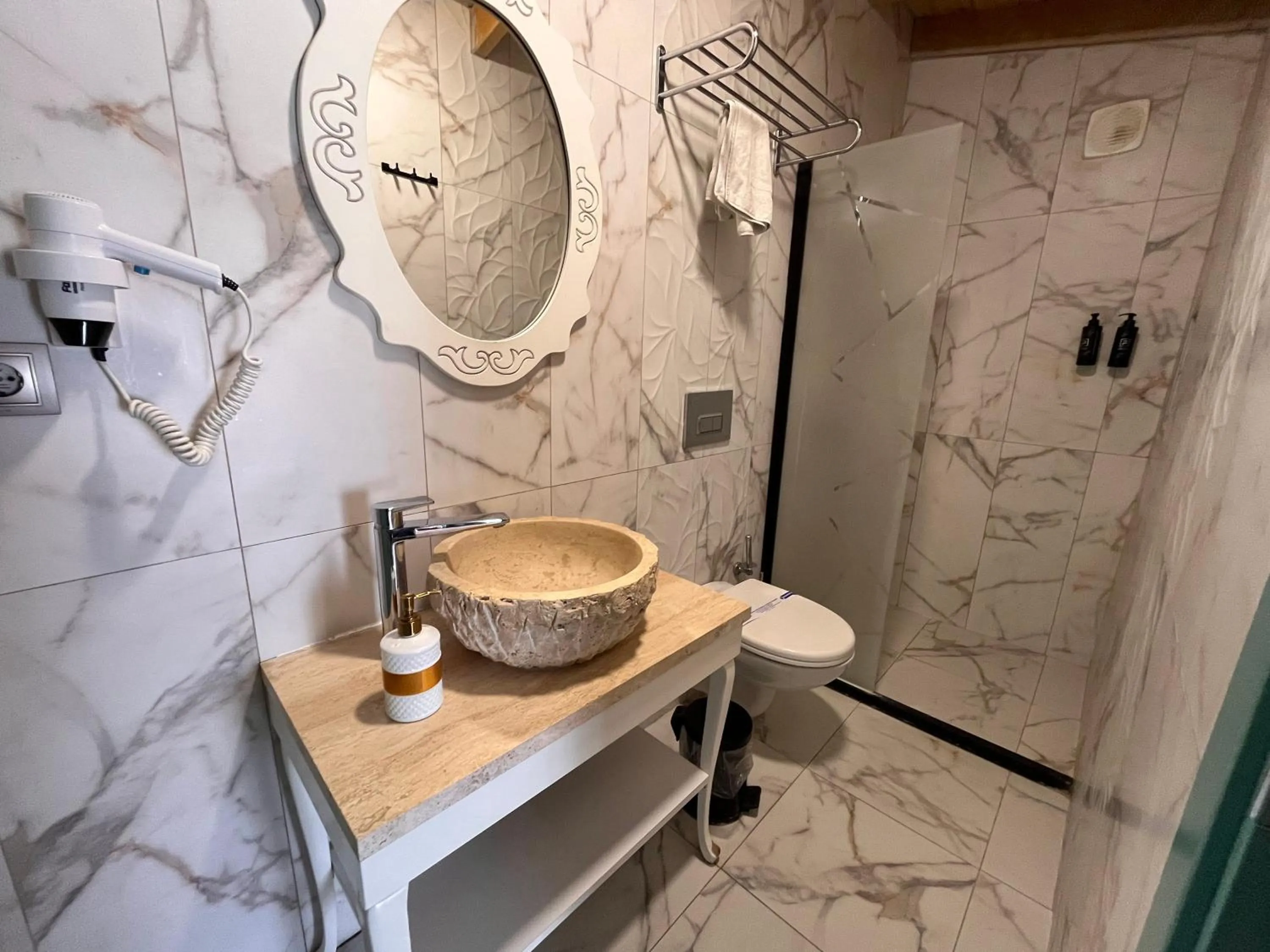 Shower in Bedirhan Konak Otel