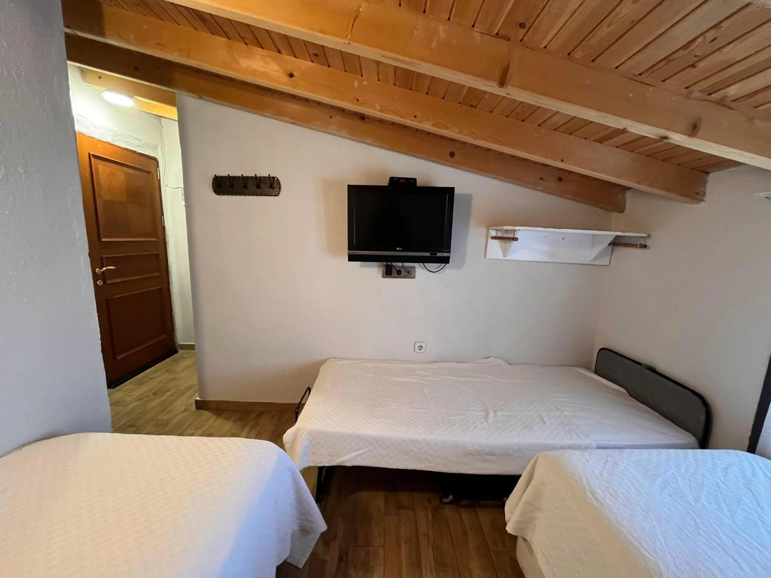 Communal lounge/ TV room, Bed in Bedirhan Konak Otel