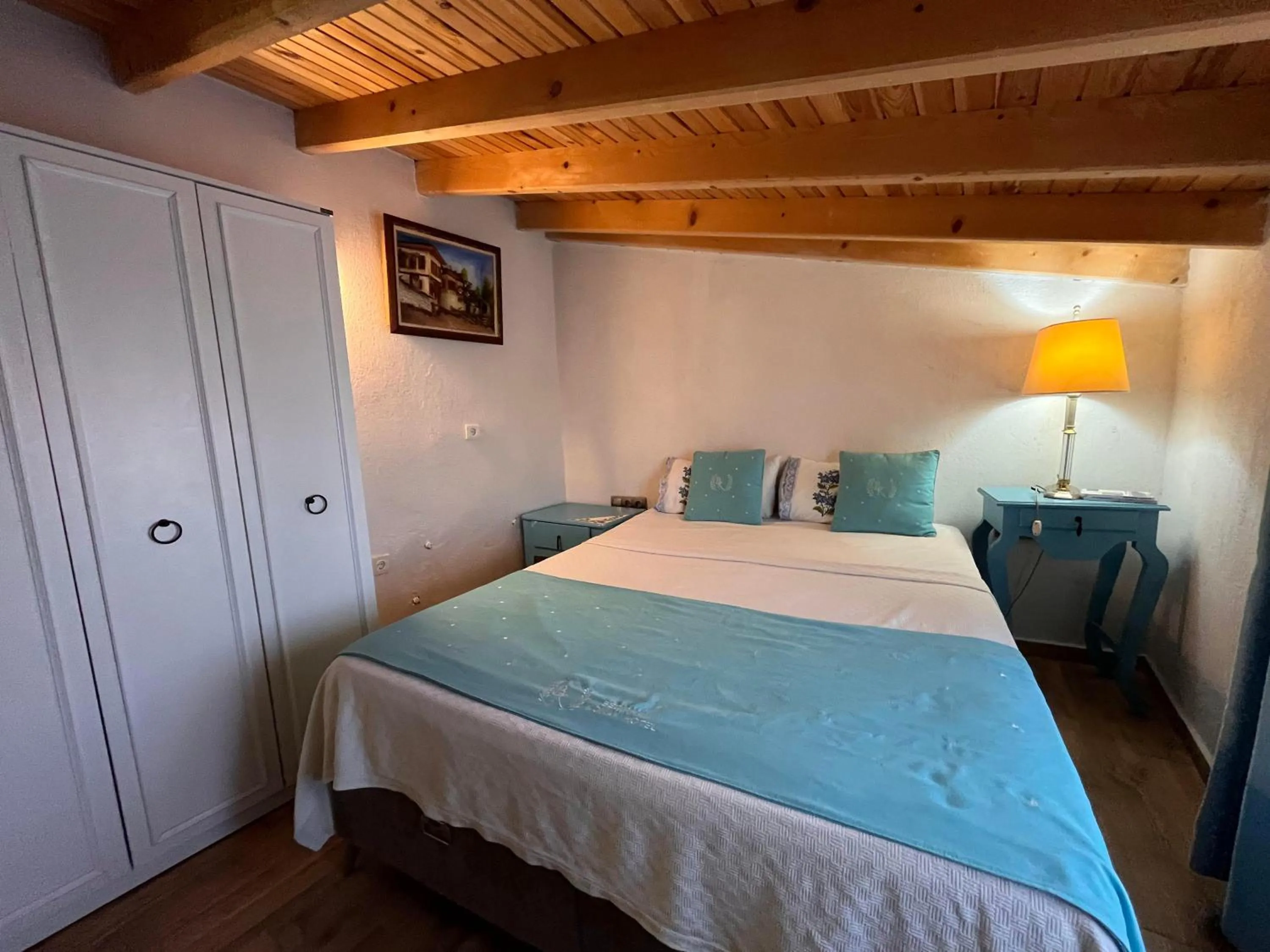 wardrobe, Bed in Bedirhan Konak Otel