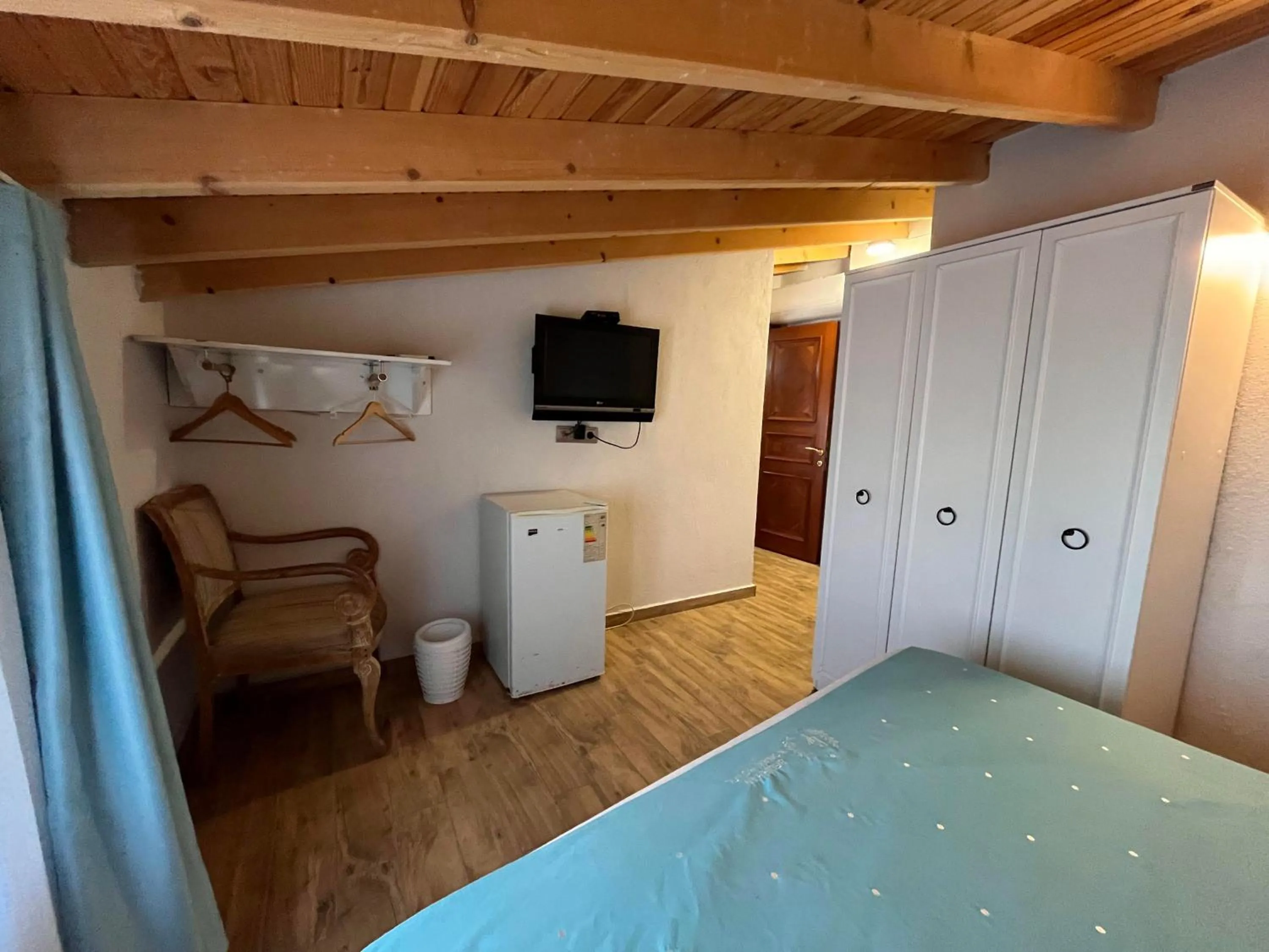 Communal lounge/ TV room, Bed in Bedirhan Konak Otel