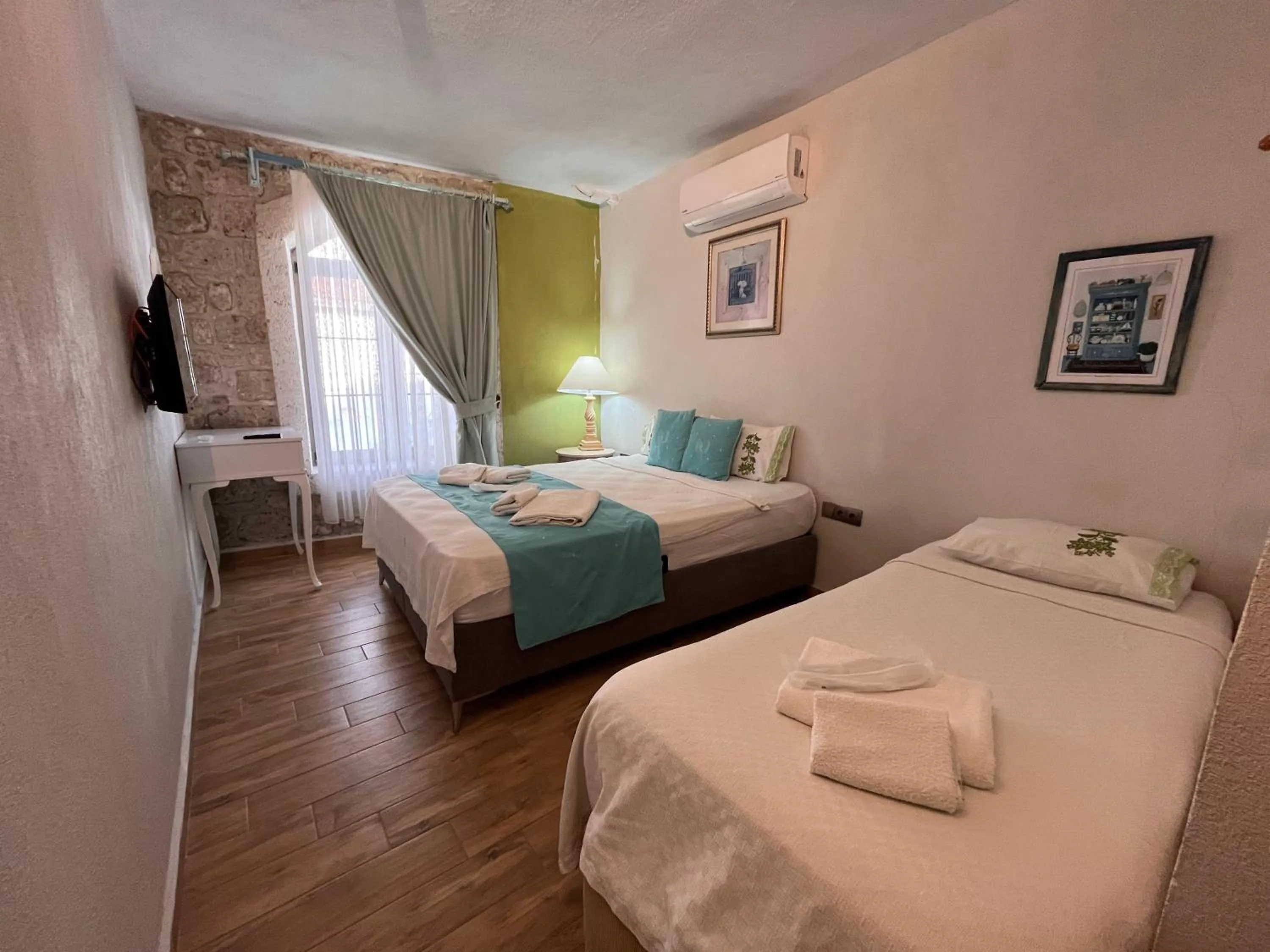 Photo of the whole room, Bed in Bedirhan Konak Otel