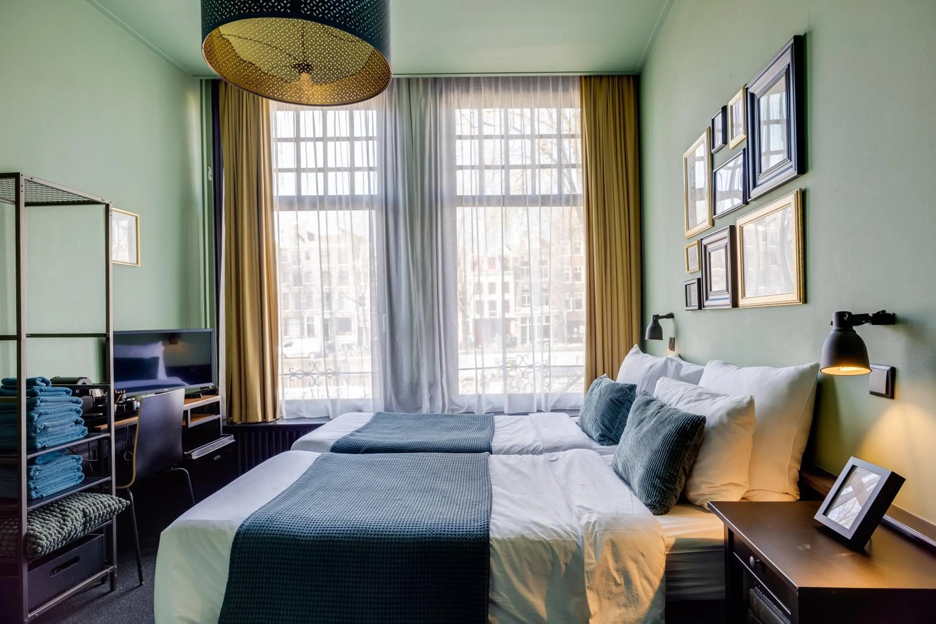 Photo of the whole room, Bed in SeventyFive