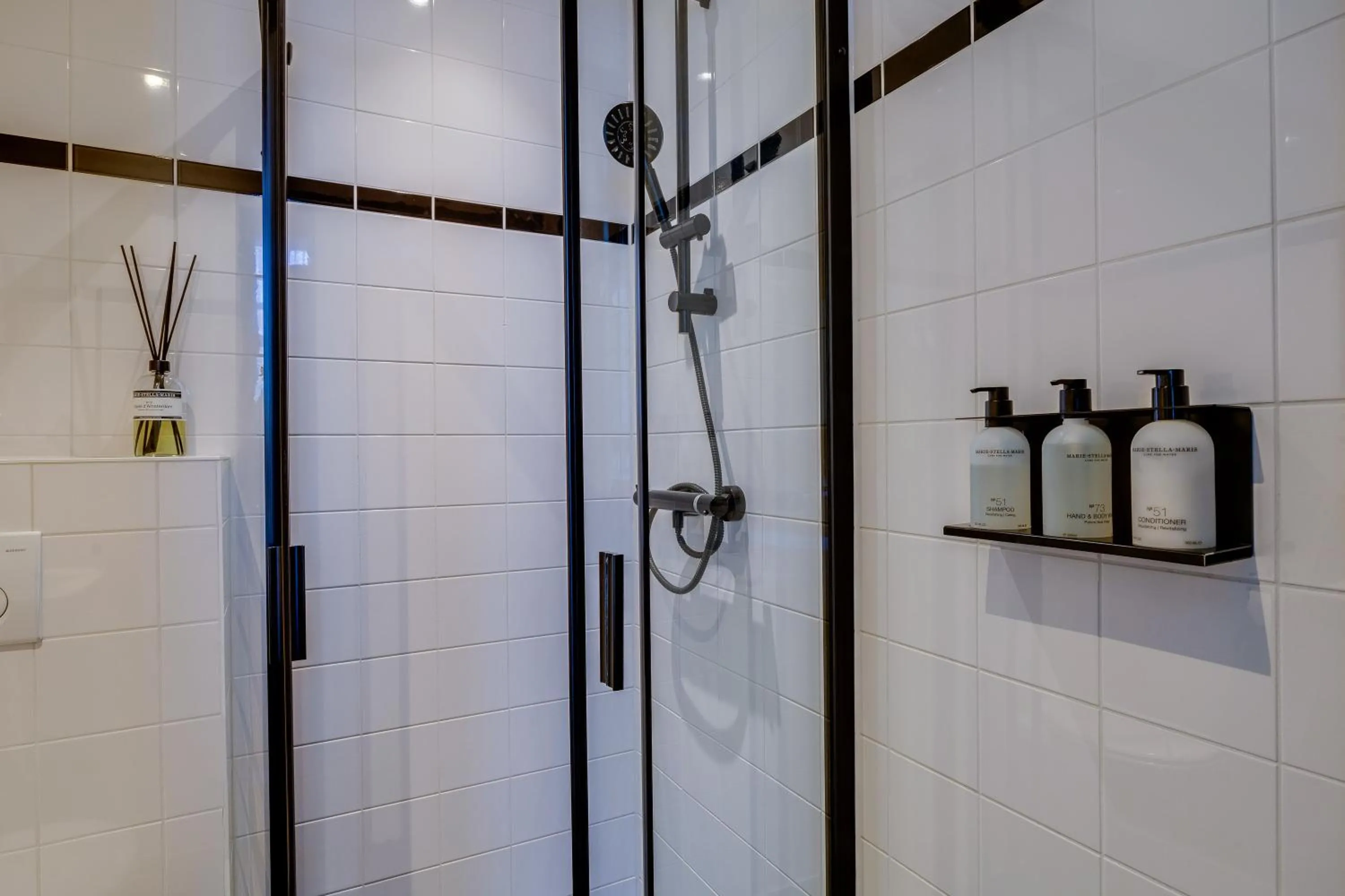 Shower in SeventyFive