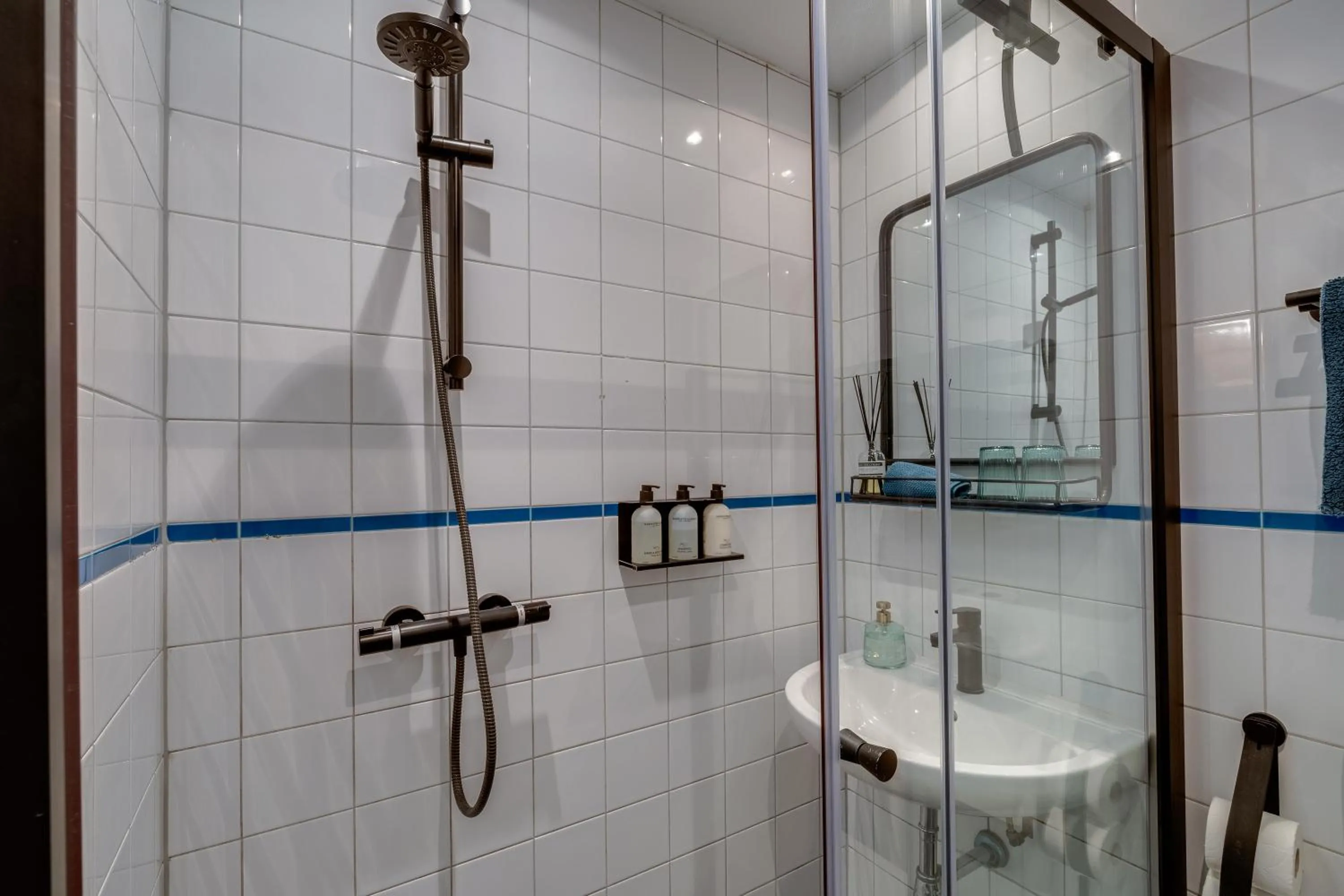 Shower in SeventyFive