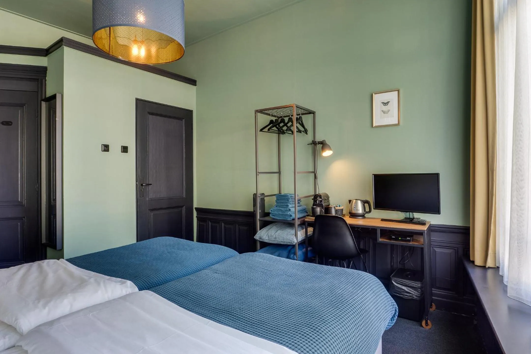 Photo of the whole room, Bed in SeventyFive