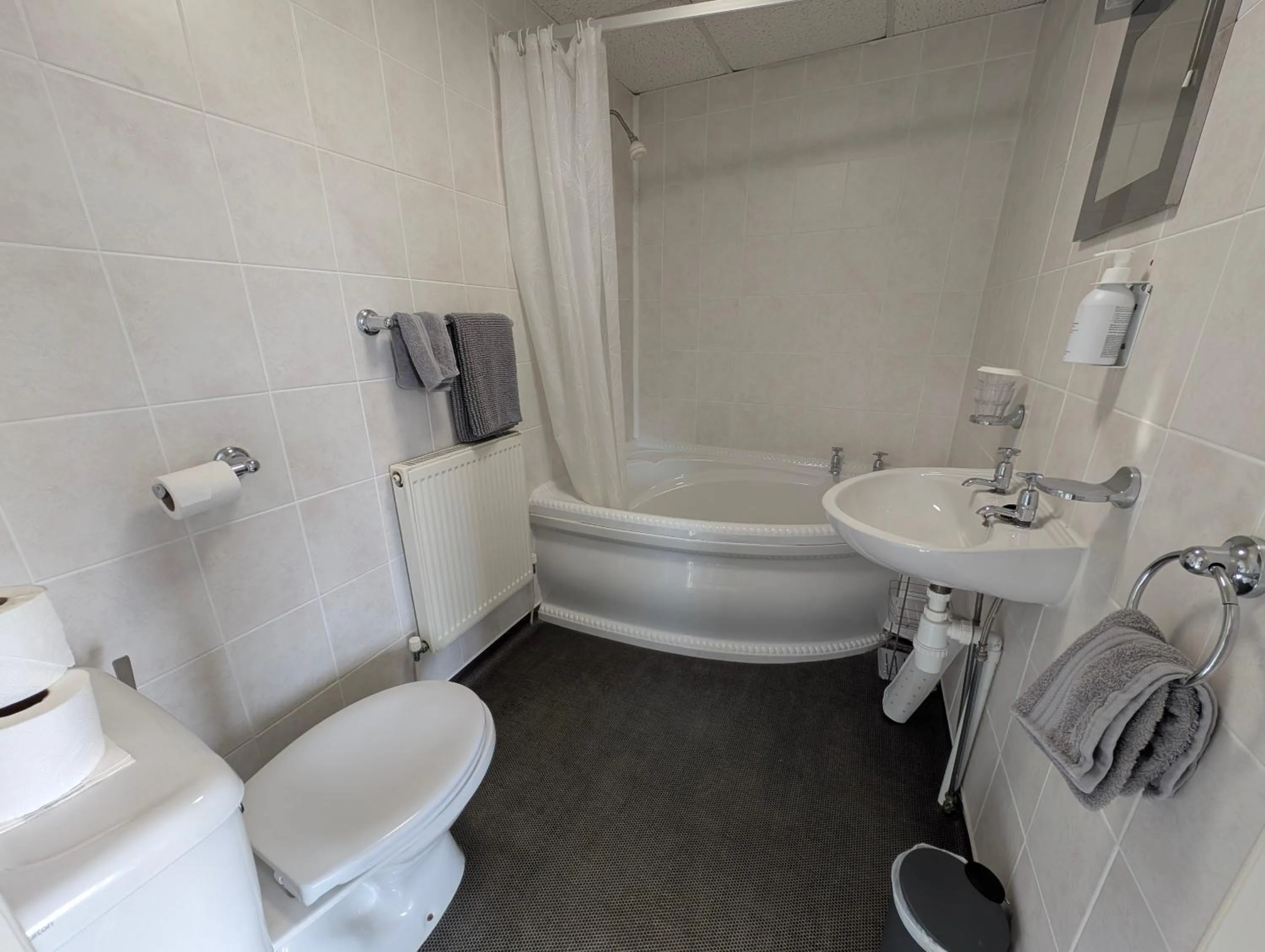 Shower in Graham Arms Inn