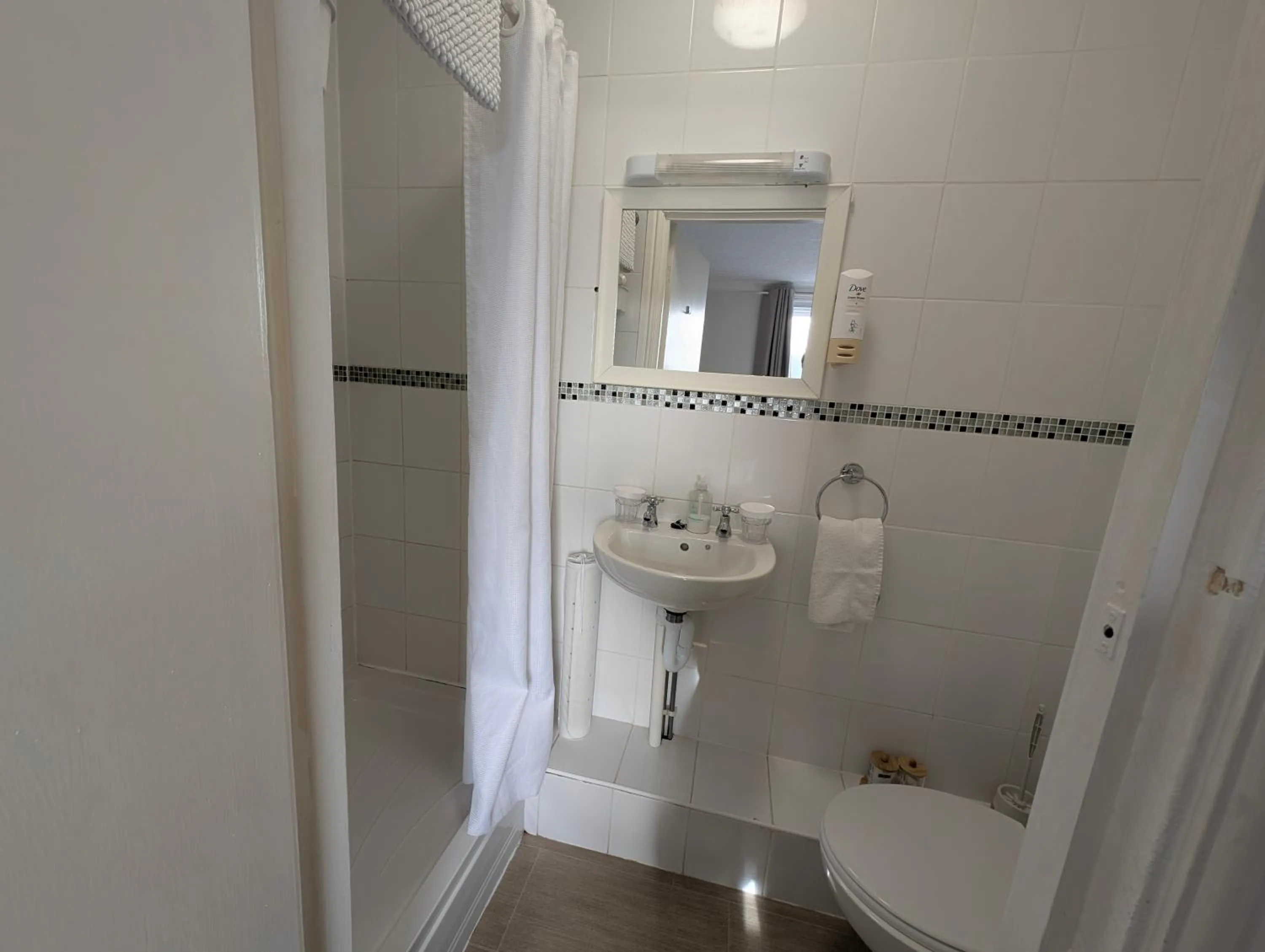 Shower in Graham Arms Inn