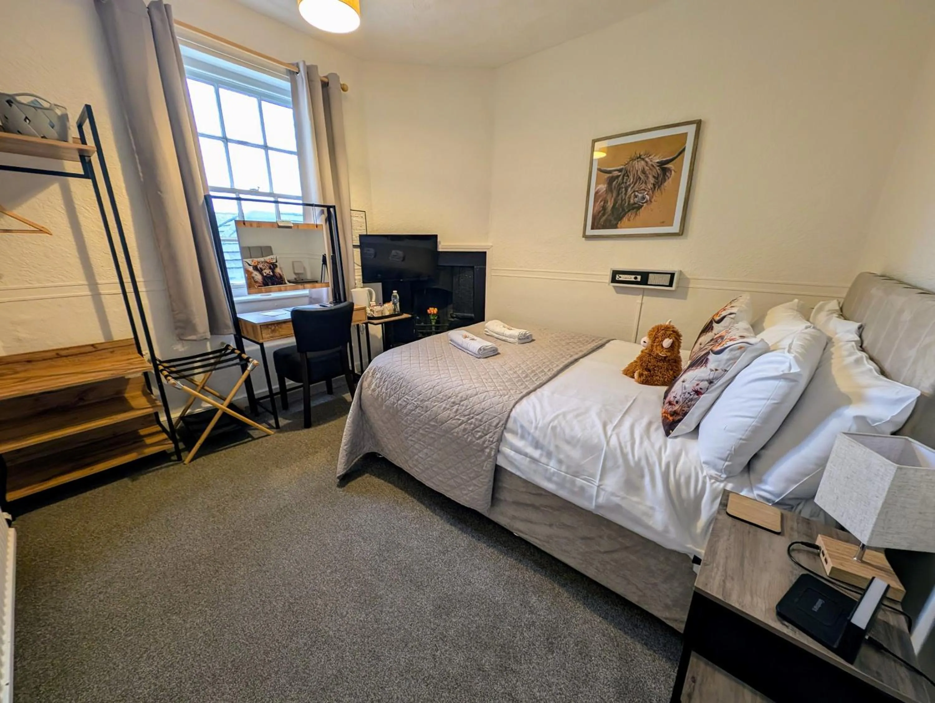 Shower, Bed in Graham Arms Inn