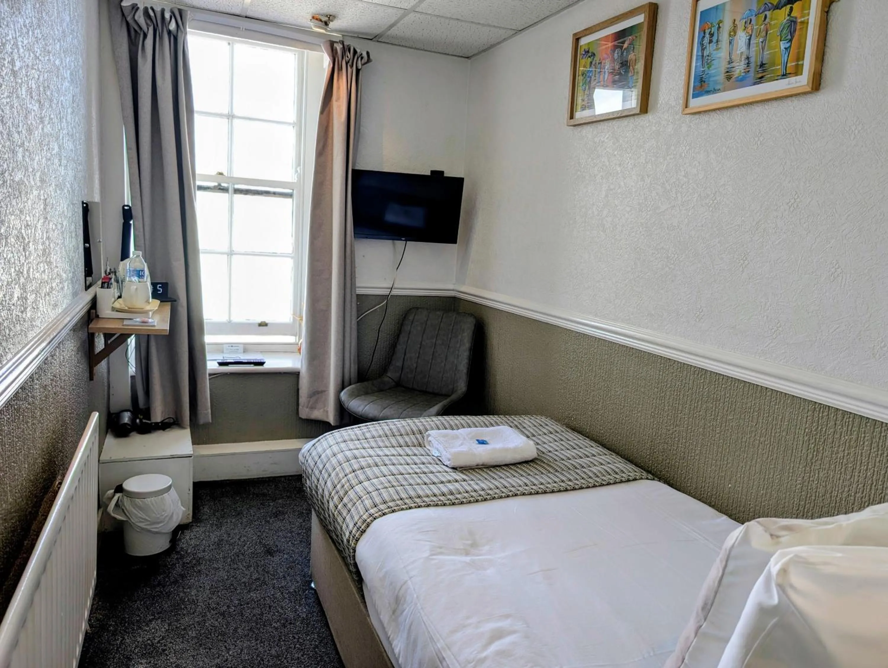 Shower, Bed in Graham Arms Inn