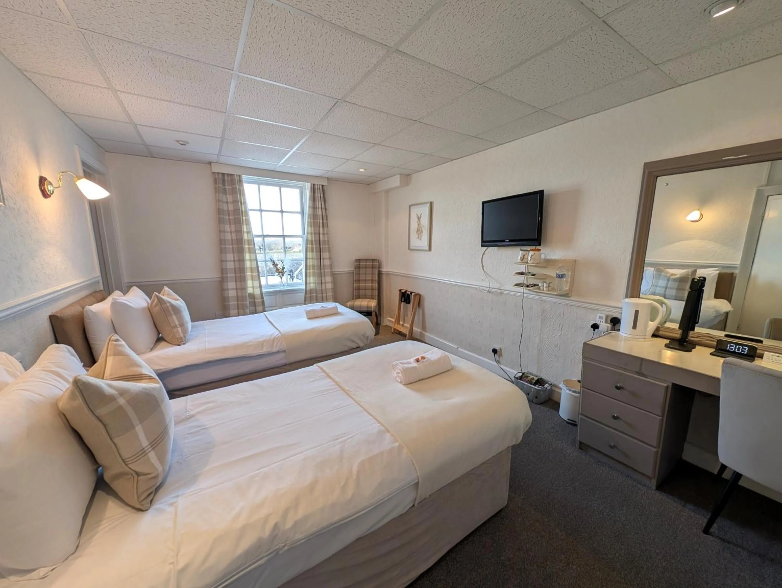 Shower, Bed in Graham Arms Inn