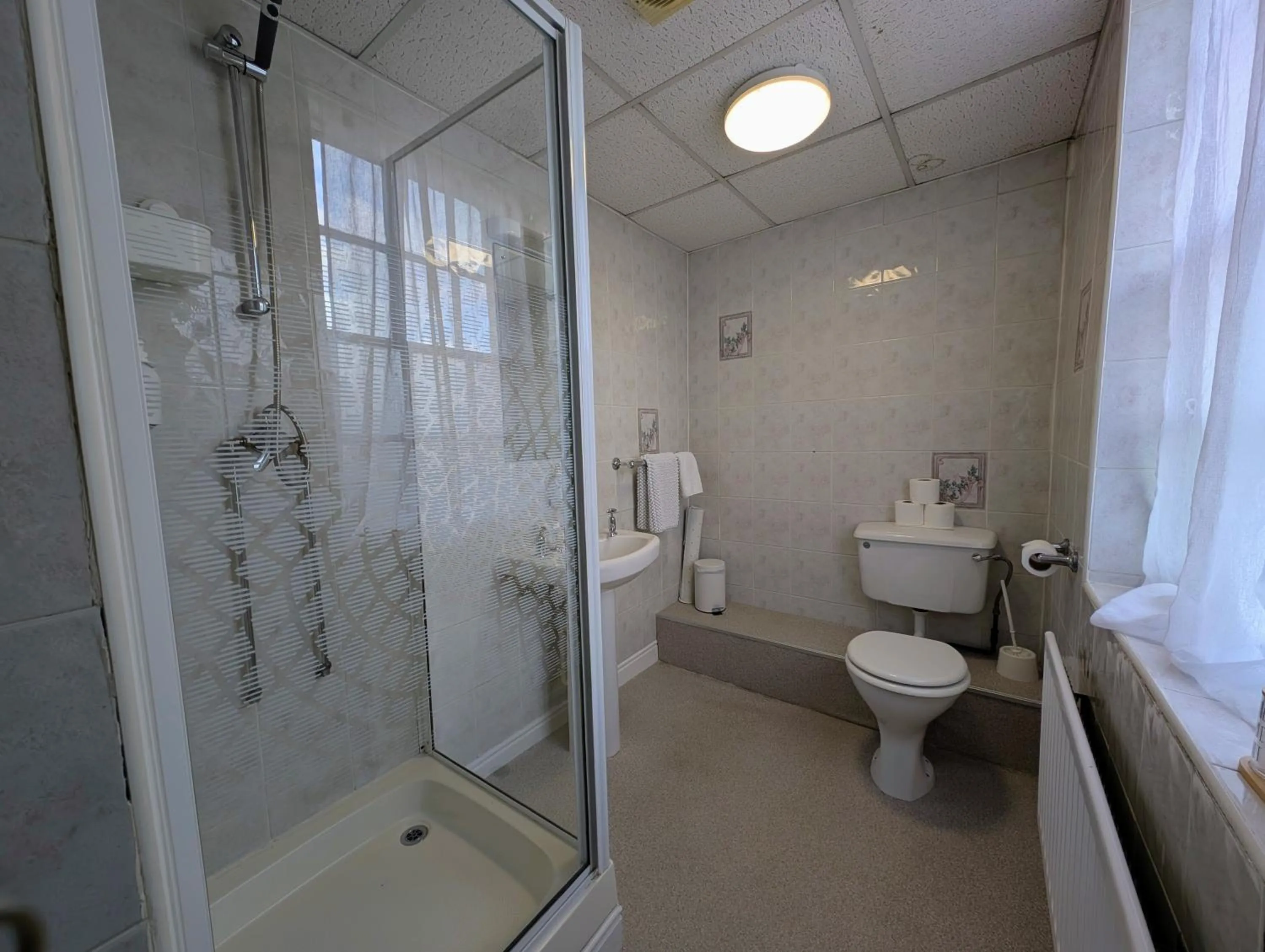 Shower in Graham Arms Inn