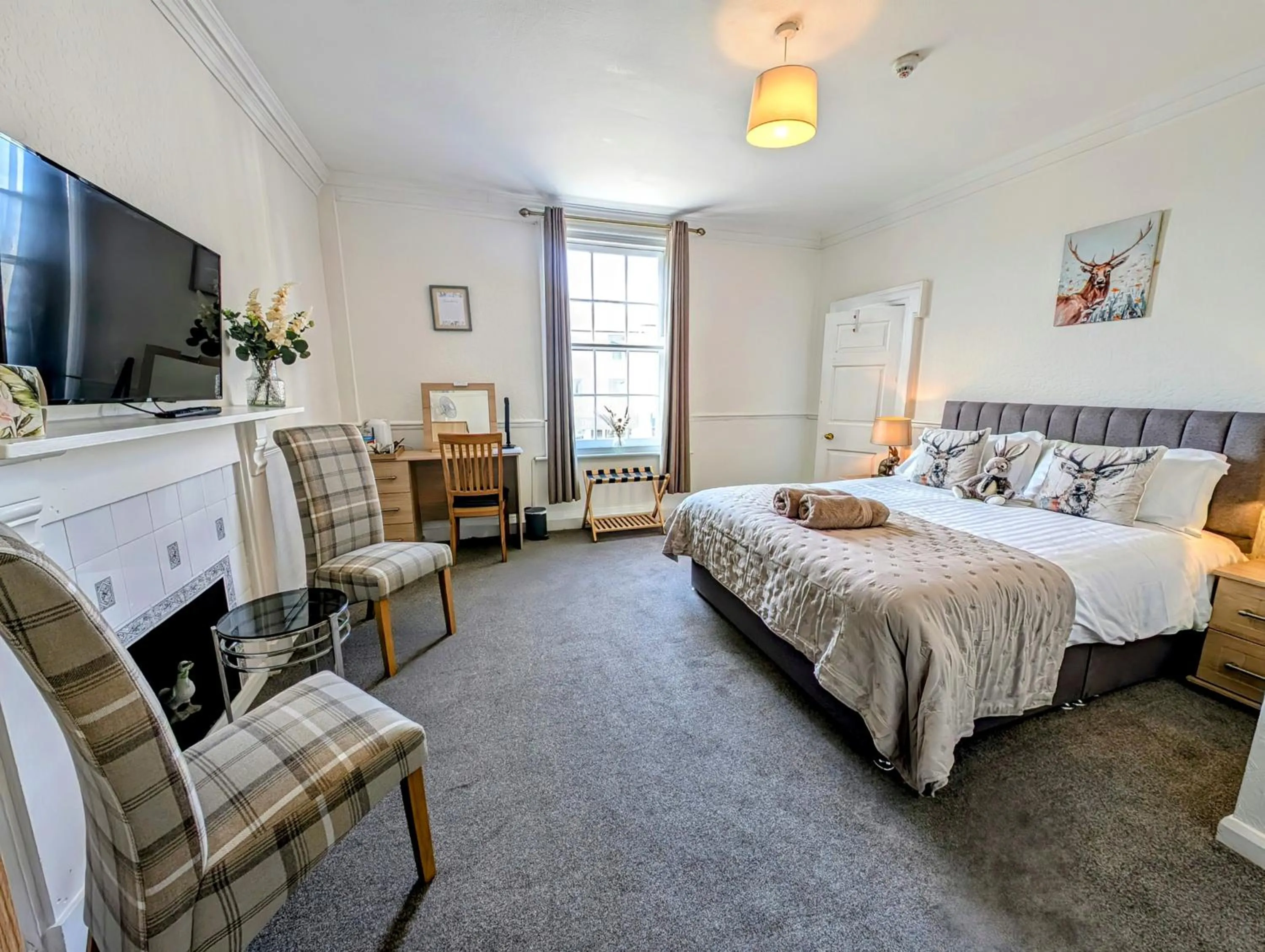 Shower, Bed in Graham Arms Inn