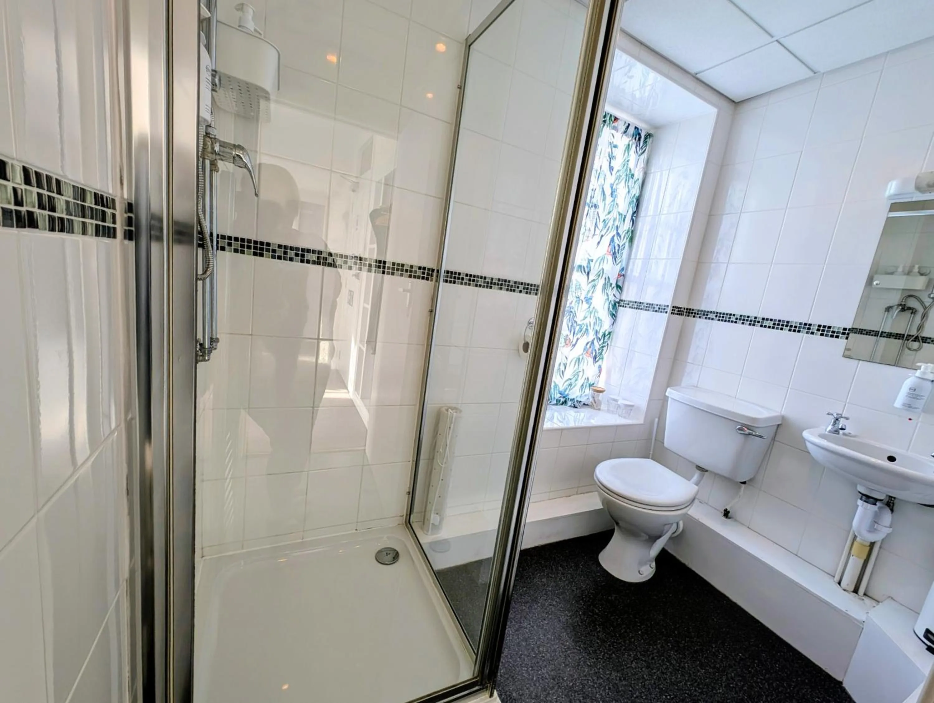 Shower in Graham Arms Inn