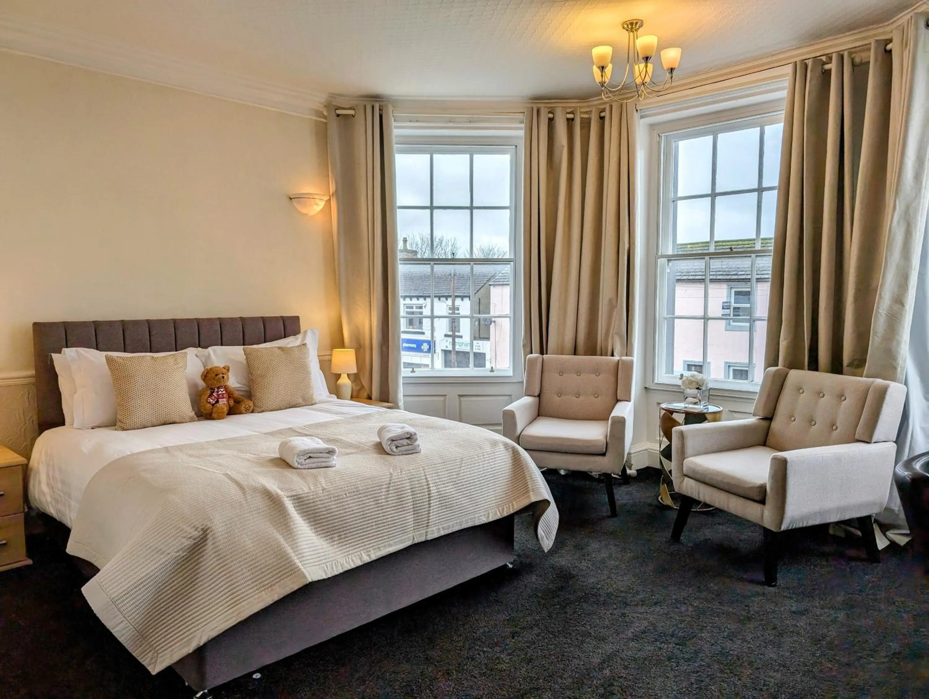Shower, Bed in Graham Arms Inn
