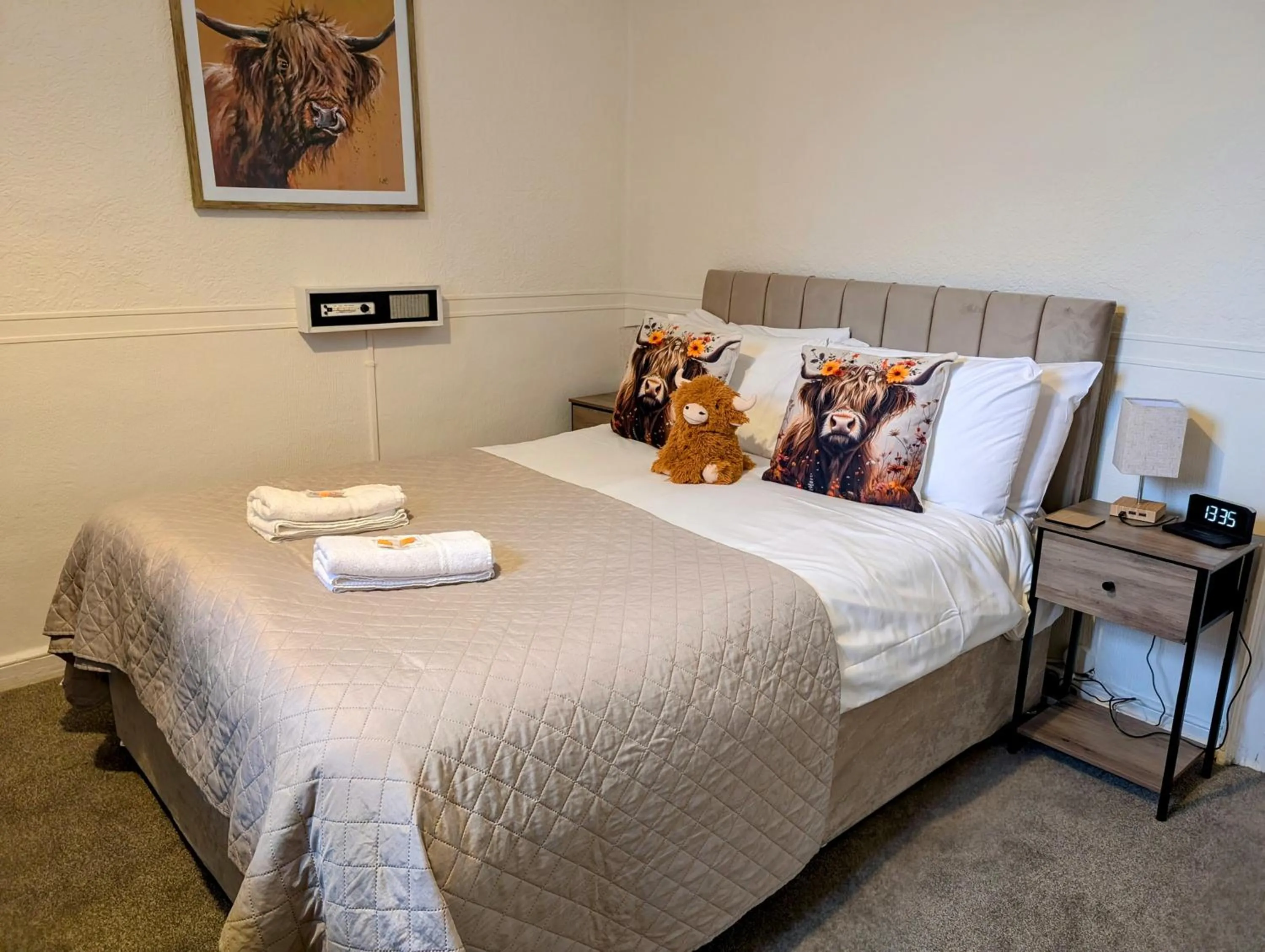Shower, Bed in Graham Arms Inn