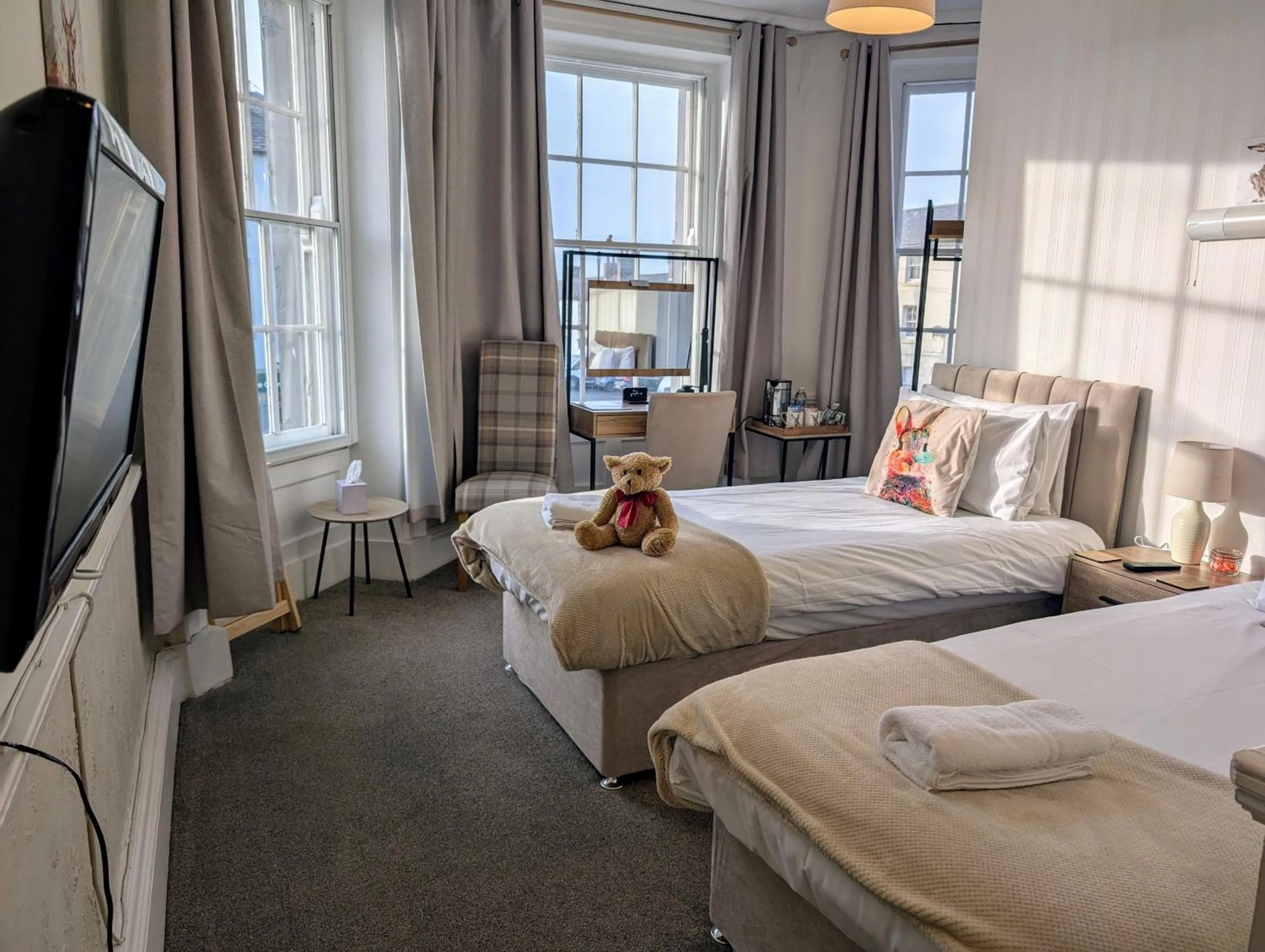 Shower, Bed in Graham Arms Inn