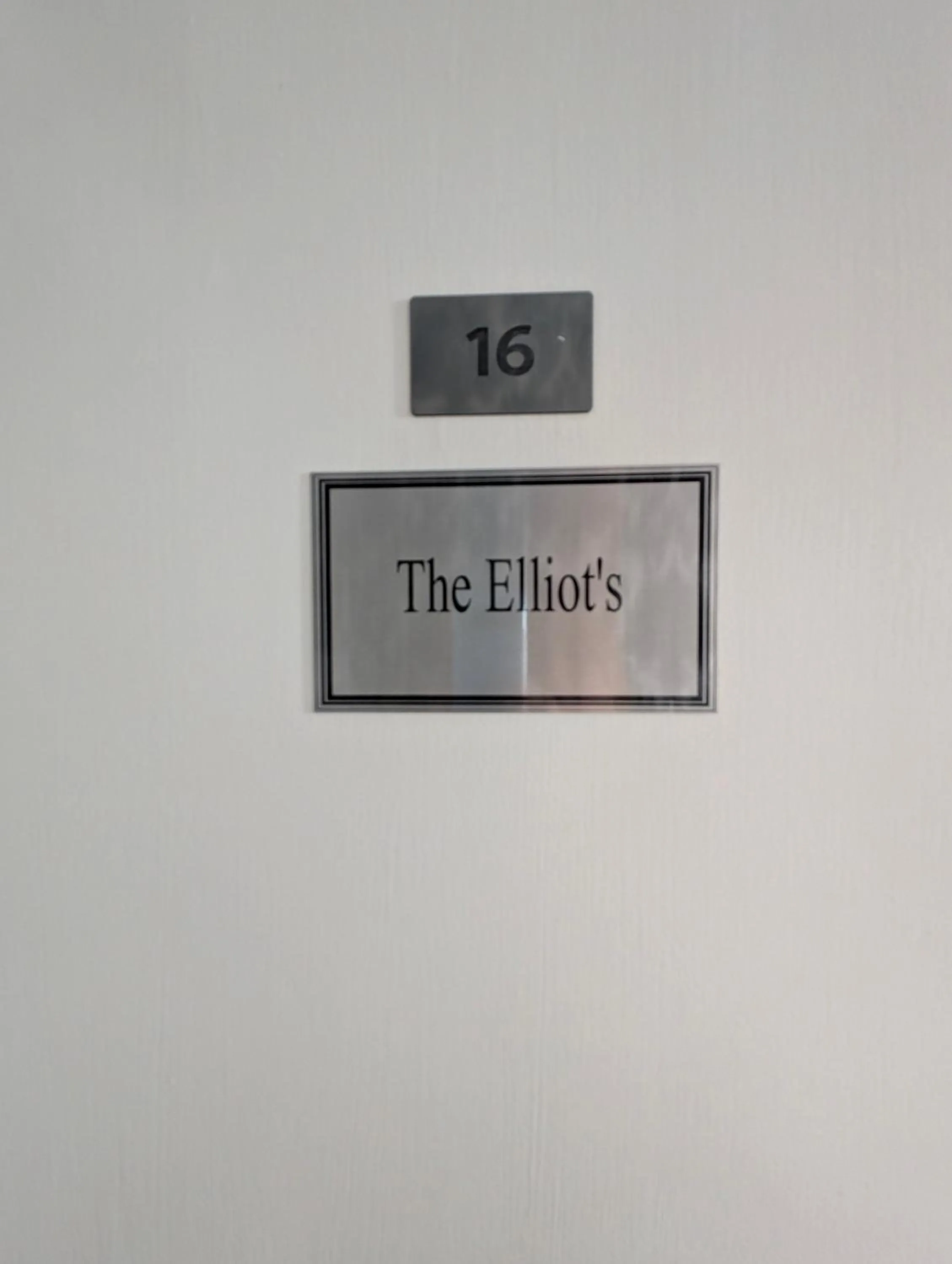 Logo/Certificate/Sign in Graham Arms Inn