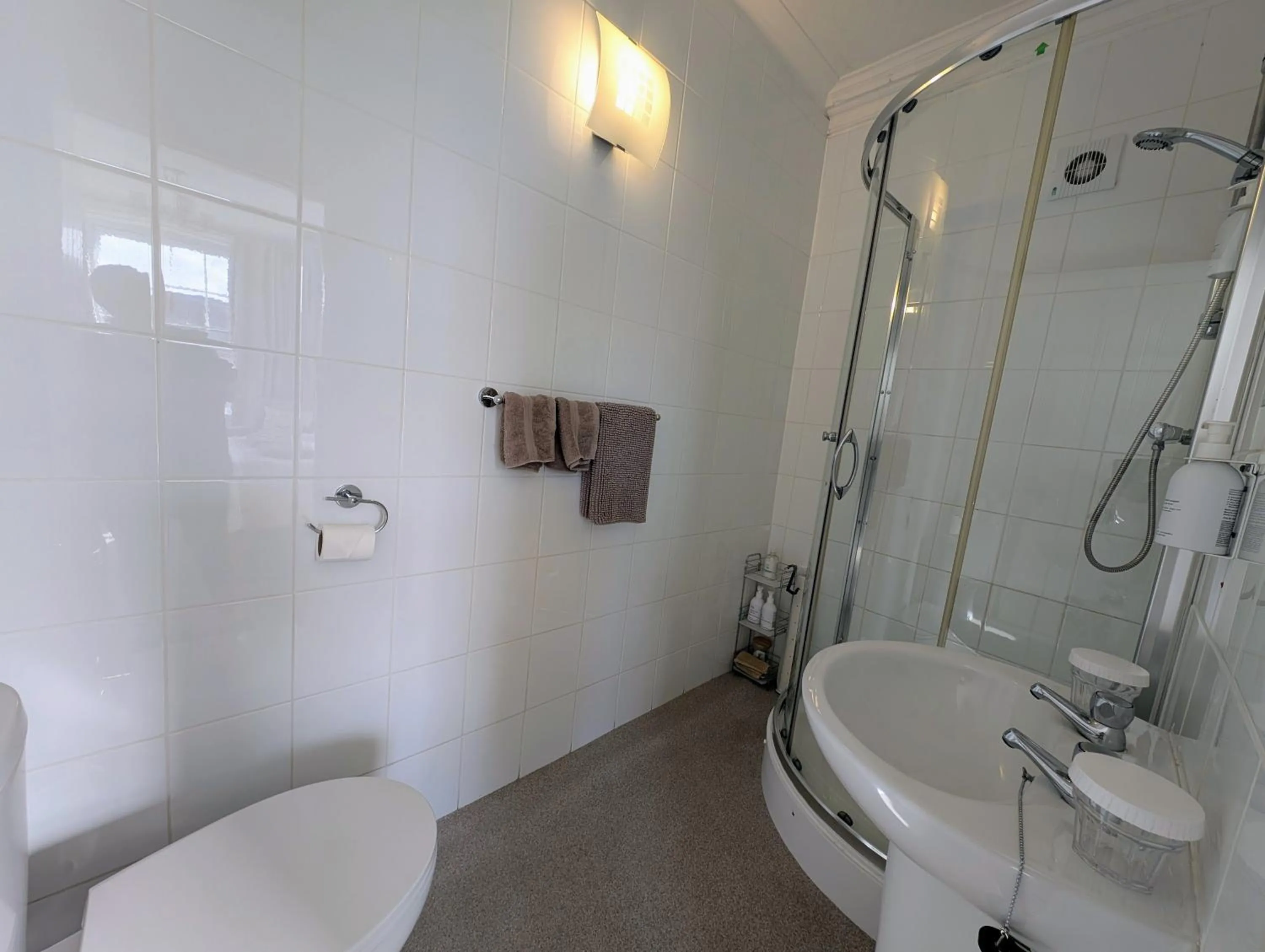 Shower in Graham Arms Inn