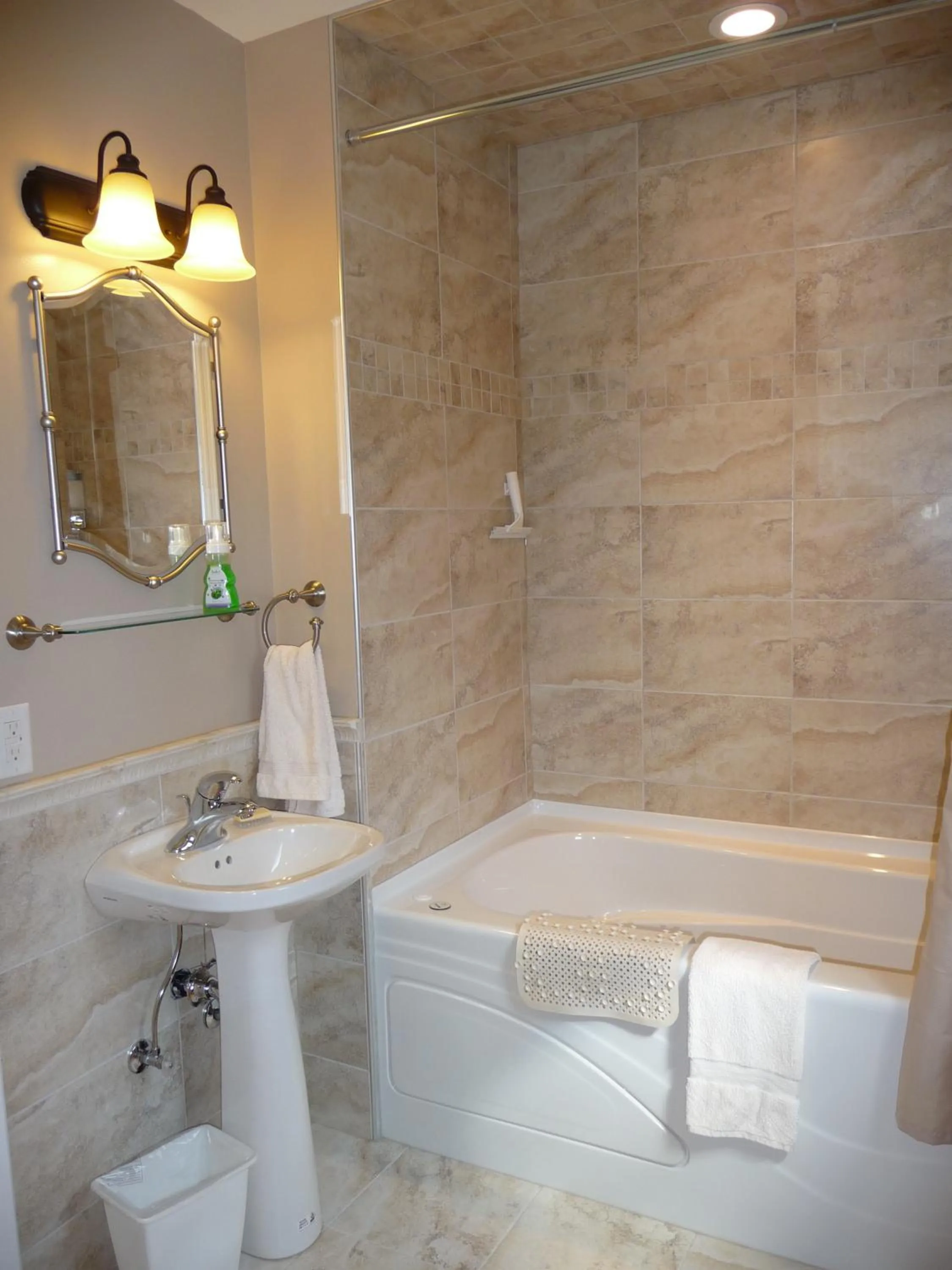 Bathroom in Cycle Inn Bed and Breakfast