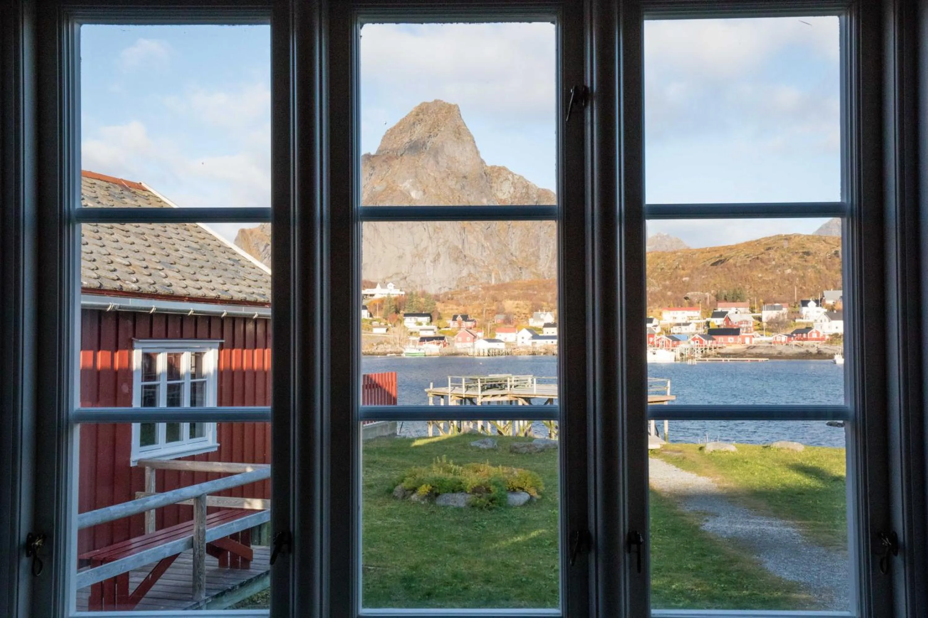 Mountain view in Reine Rorbuer - by Classic Norway Hotels