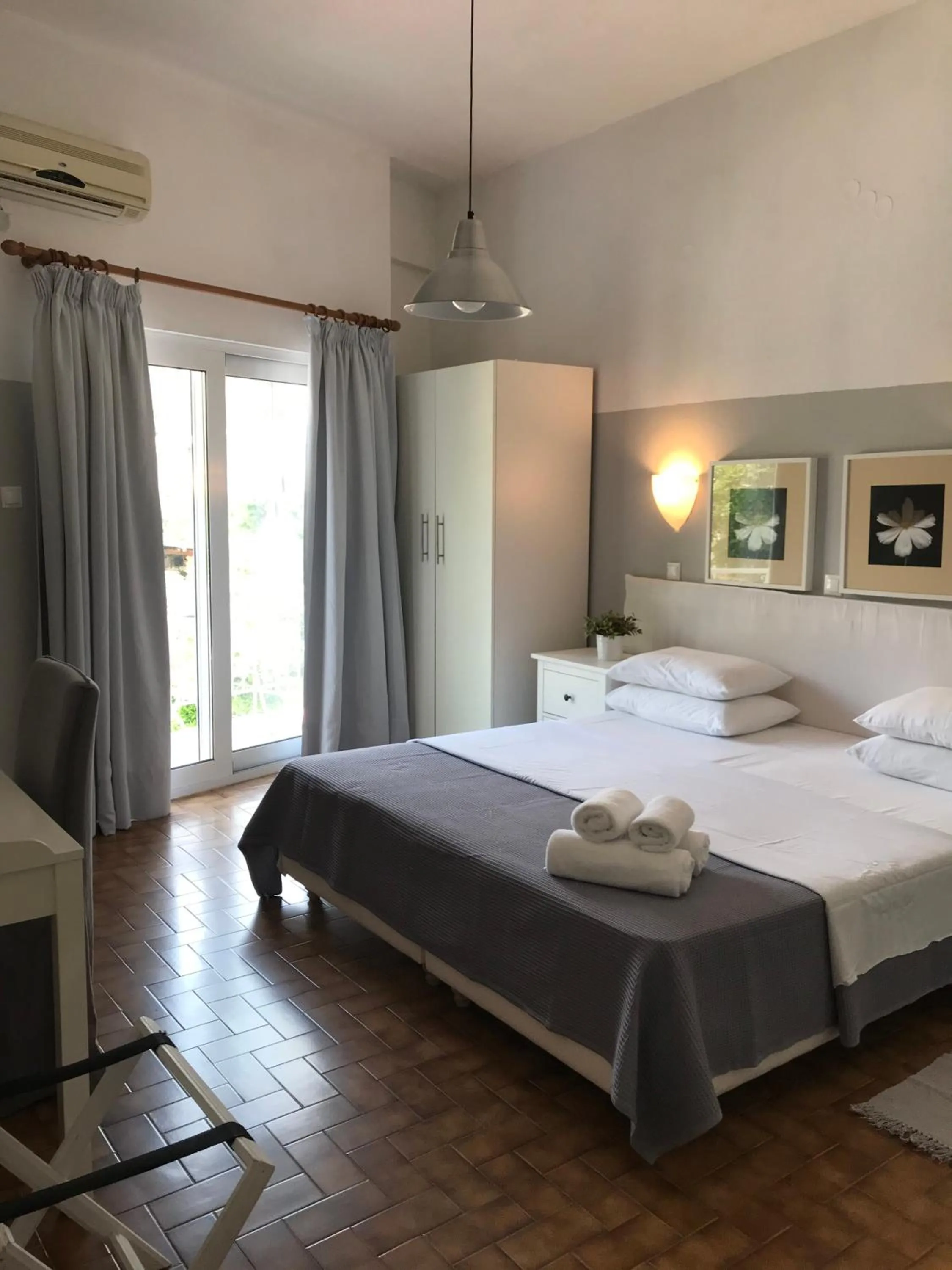 Bedroom, Bed in Paradisos