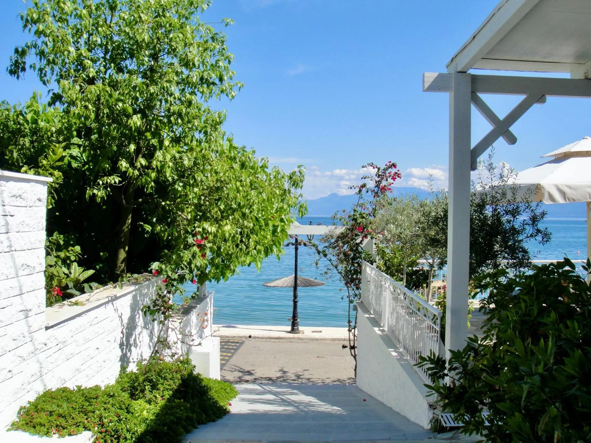 Property building in Paradisos