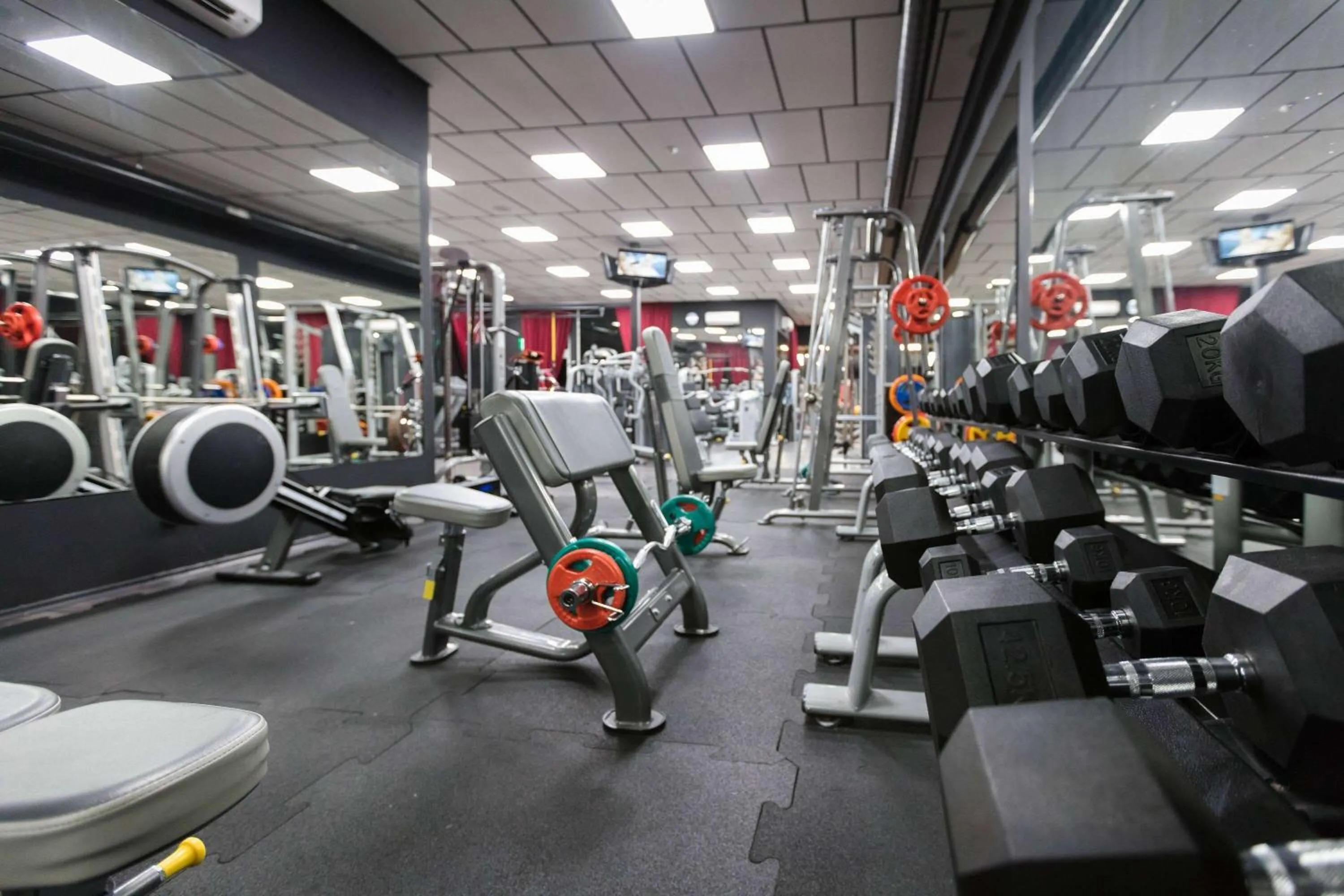 Fitness centre/facilities in Ramada by Wyndham Sofia City Center