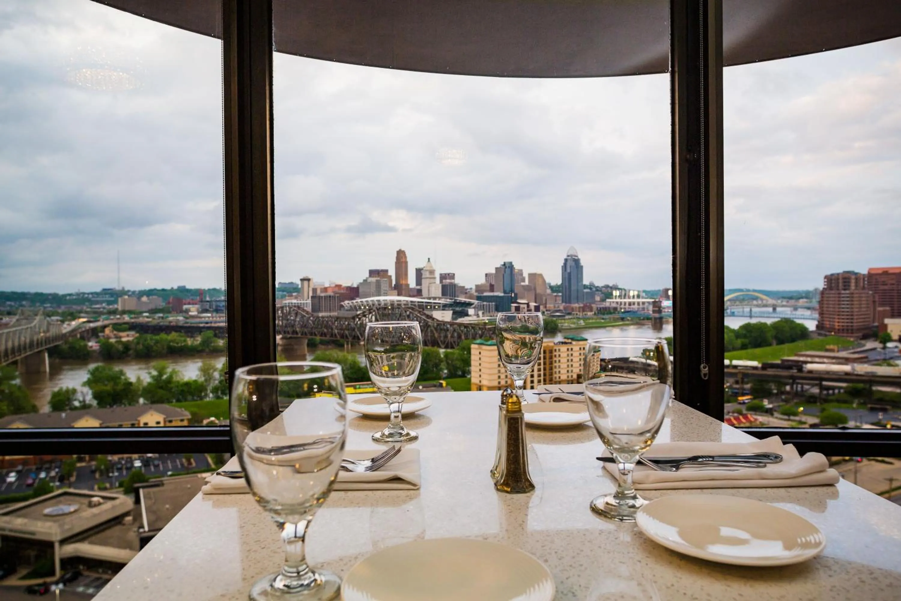 Restaurant/places to eat in Radisson Hotel Cincinnati Riverfront