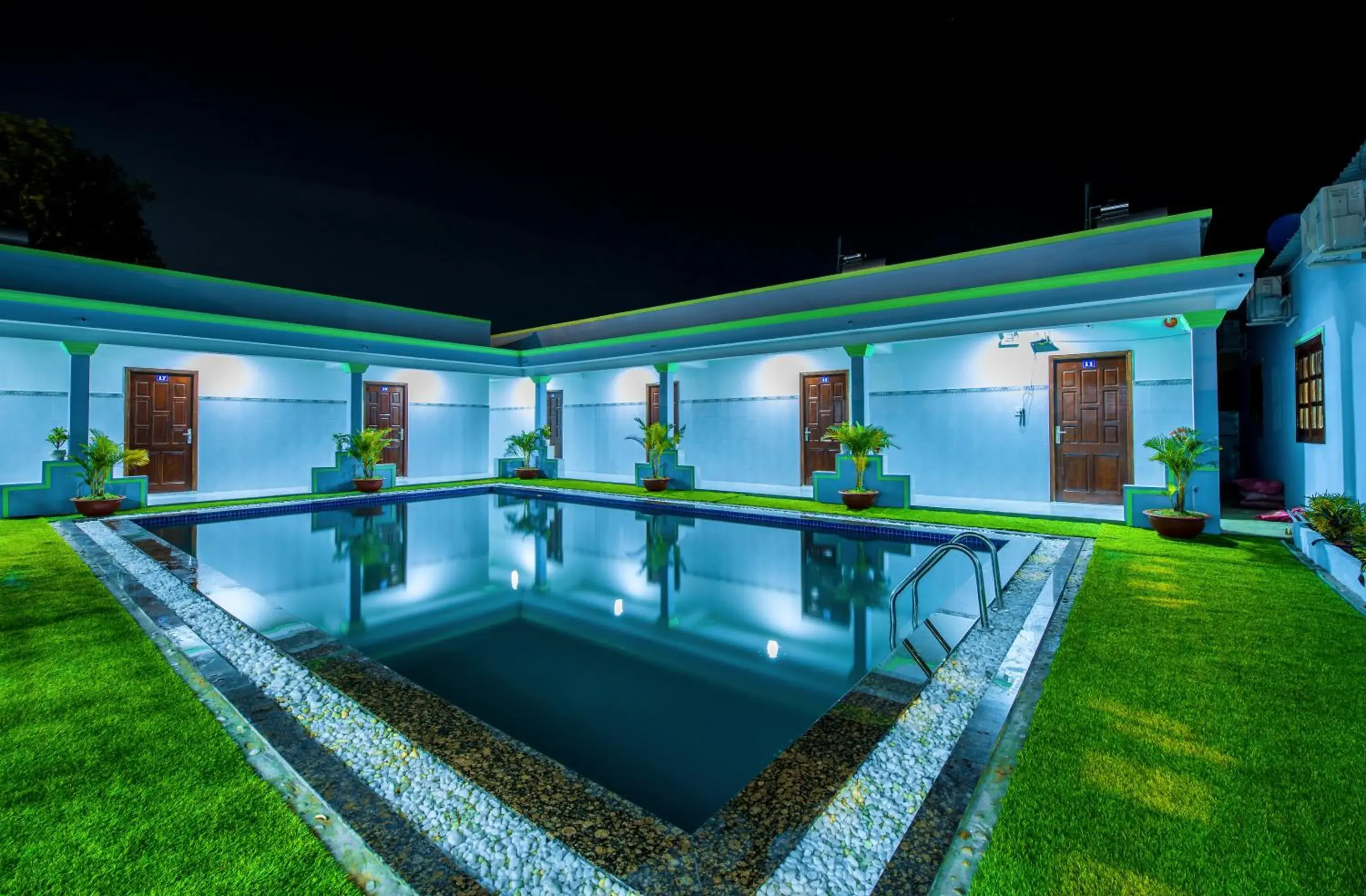 Twin Room with Pool View in Hotel Nguyên Toàn Twin Room with Pool View in Hotel Nguyên Toàn