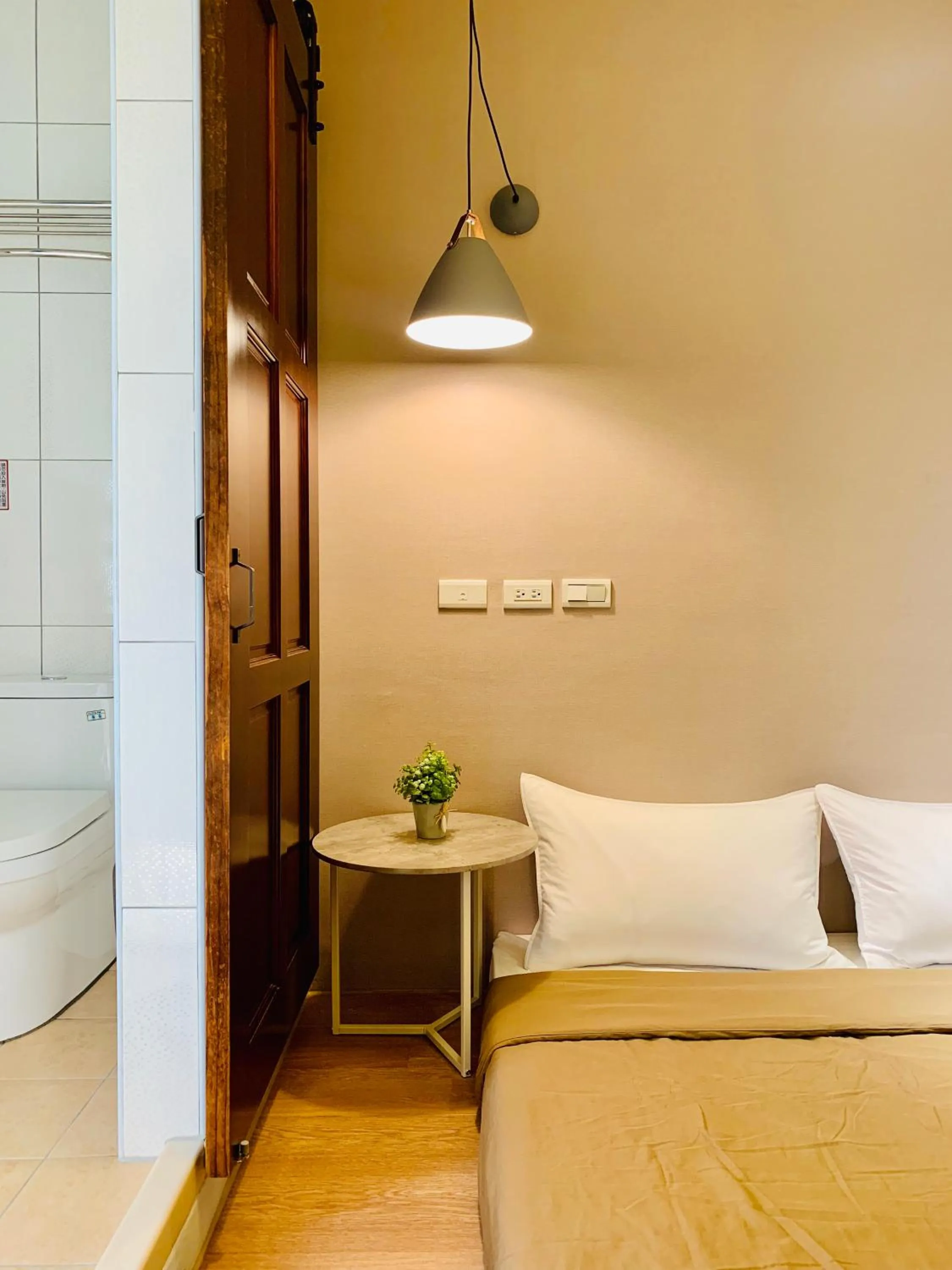 Shower, Bed in OYAJI Guesthouse 歐野基民家宿泊