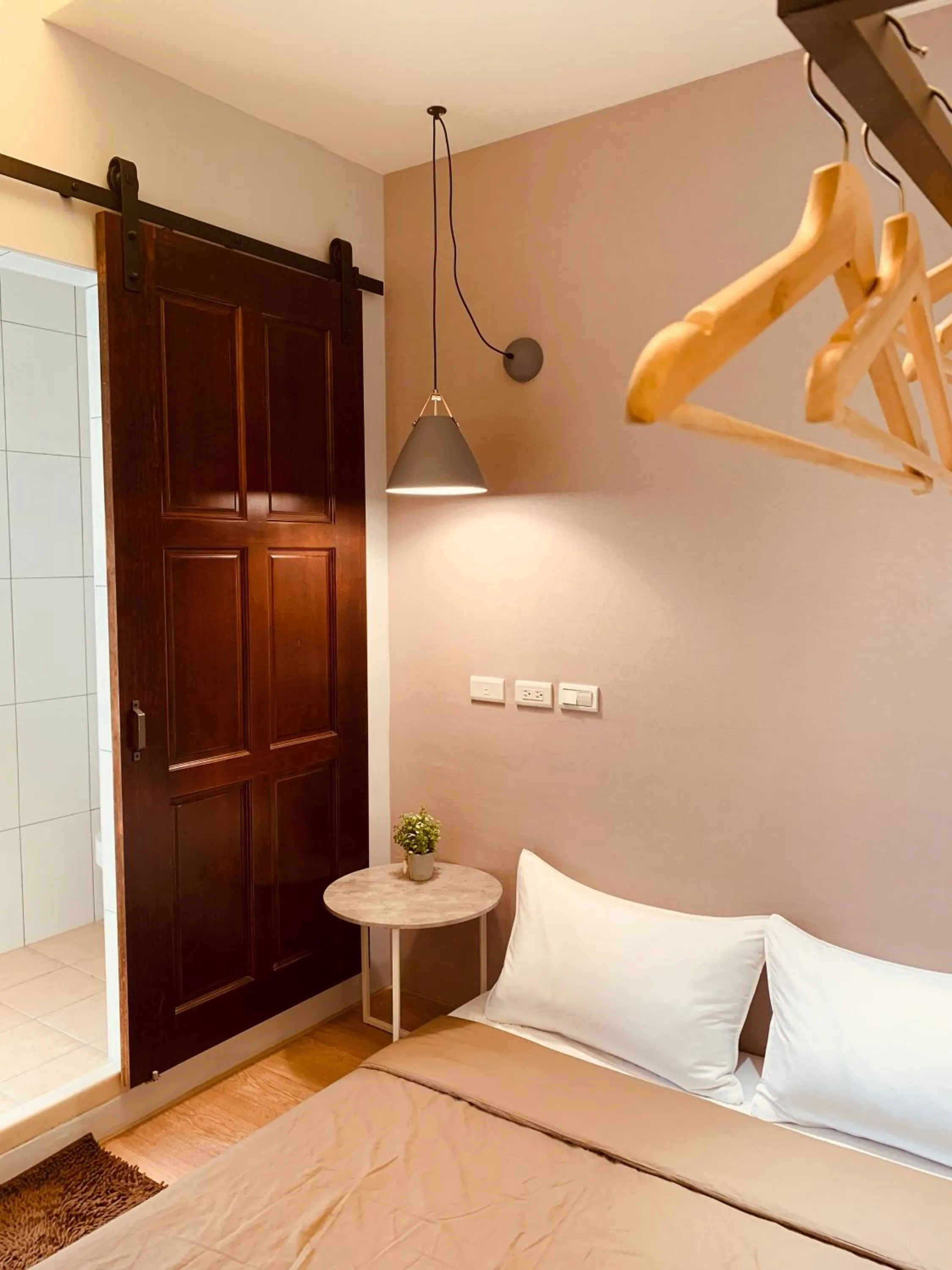 Photo of the whole room, Bed in OYAJI Guesthouse 歐野基民家宿泊