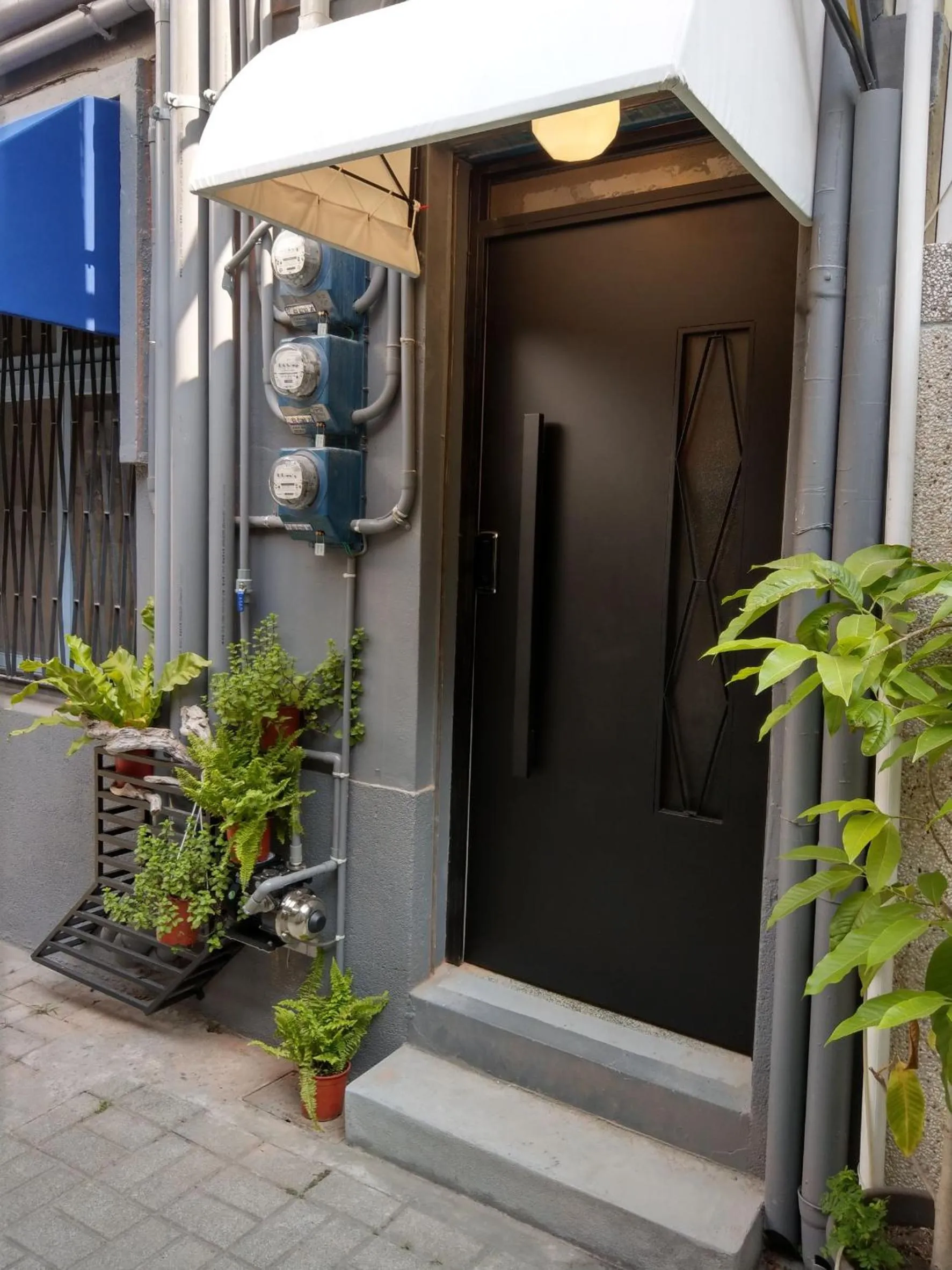 Facade/entrance in OYAJI Guesthouse 歐野基民家宿泊