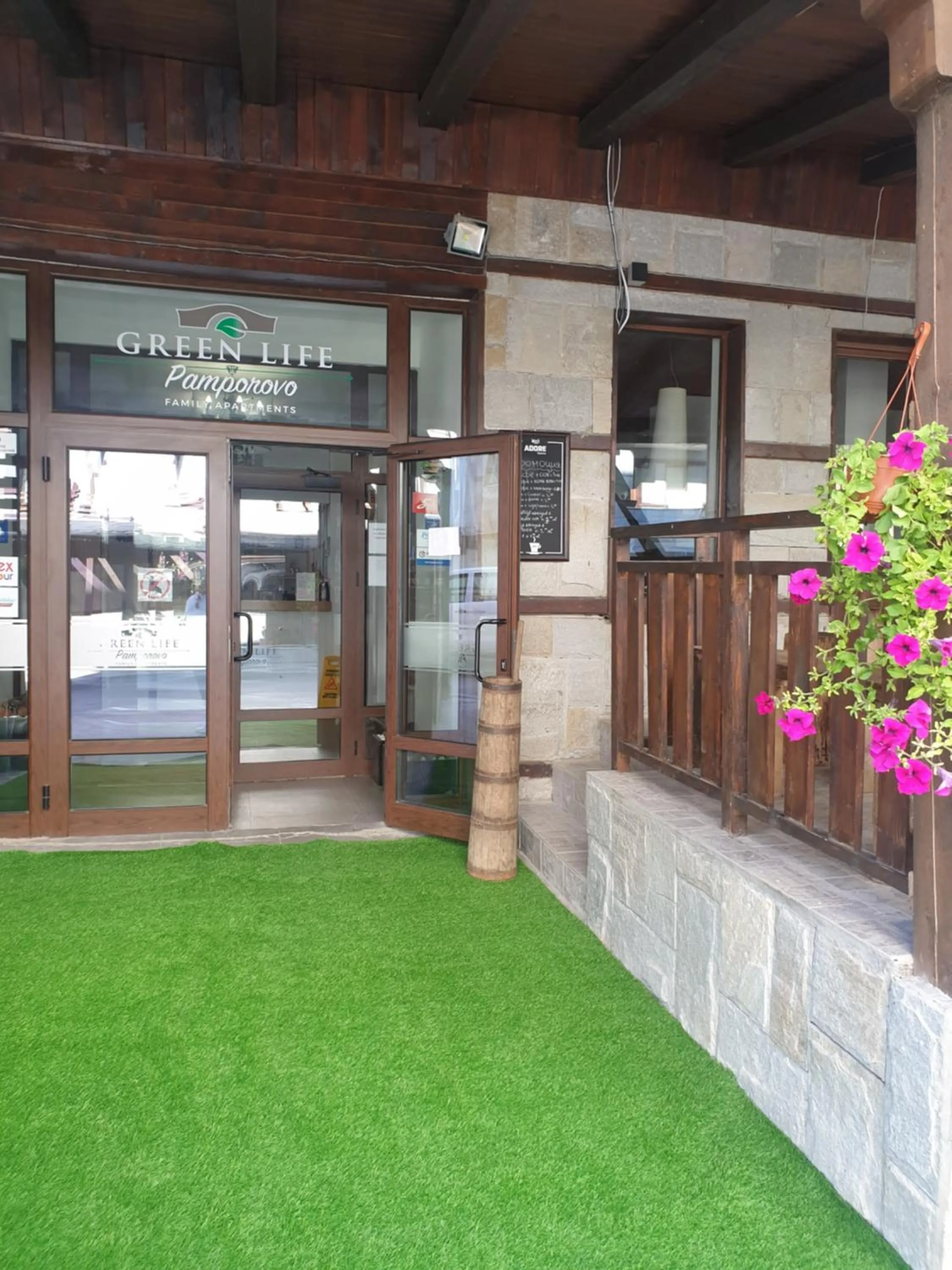 Facade/entrance in Green Life Family Apartments Pamporovo