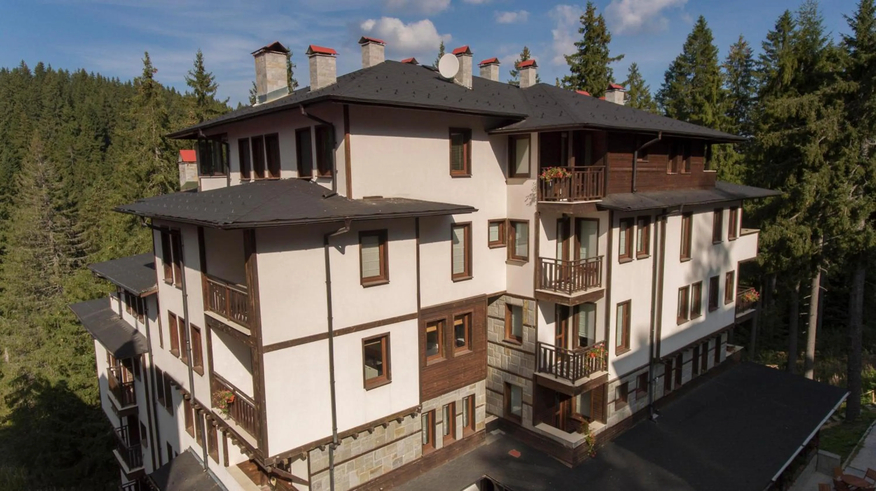 Property building in Green Life Family Apartments Pamporovo