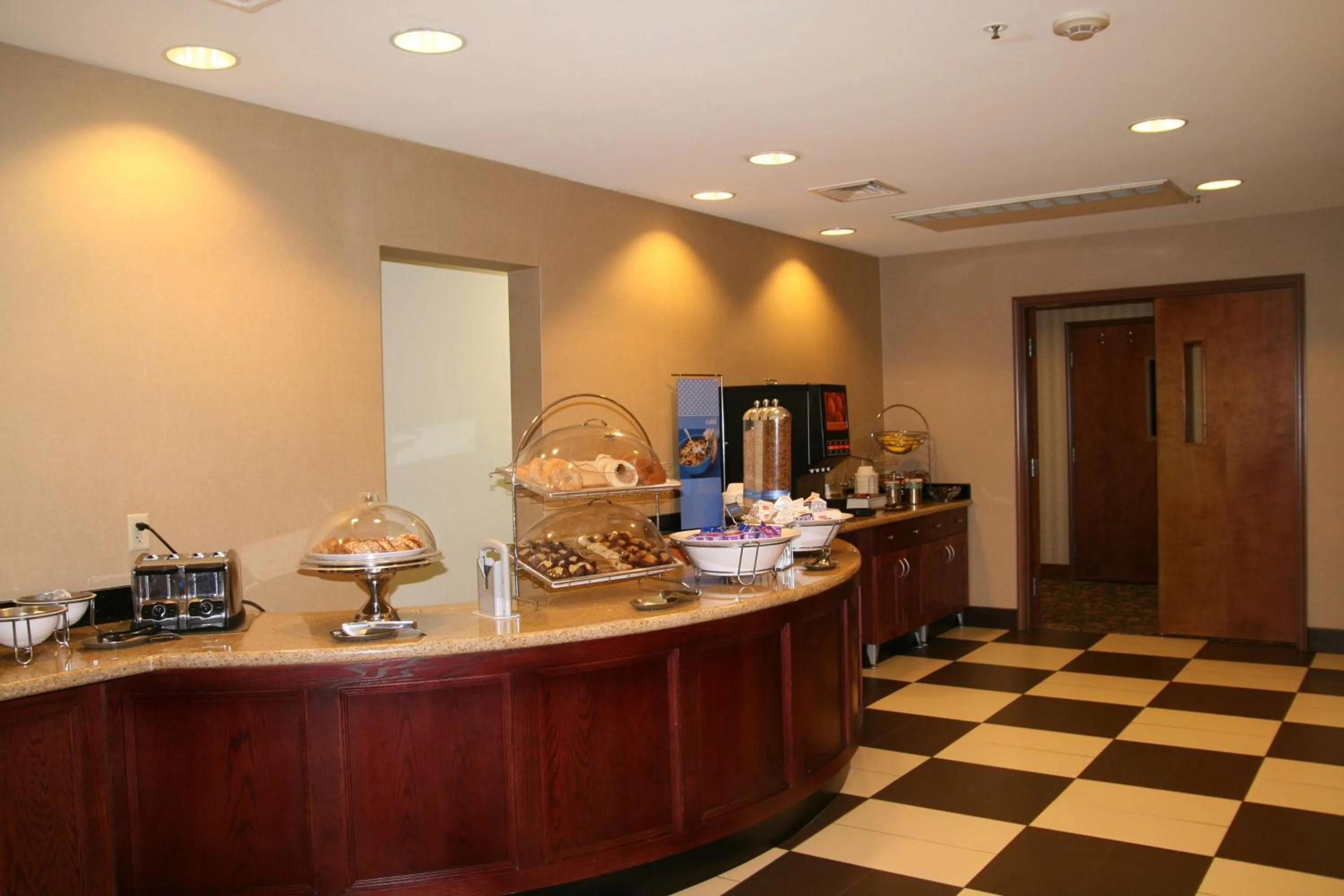 Dining area in Hampton Inn - Great Falls