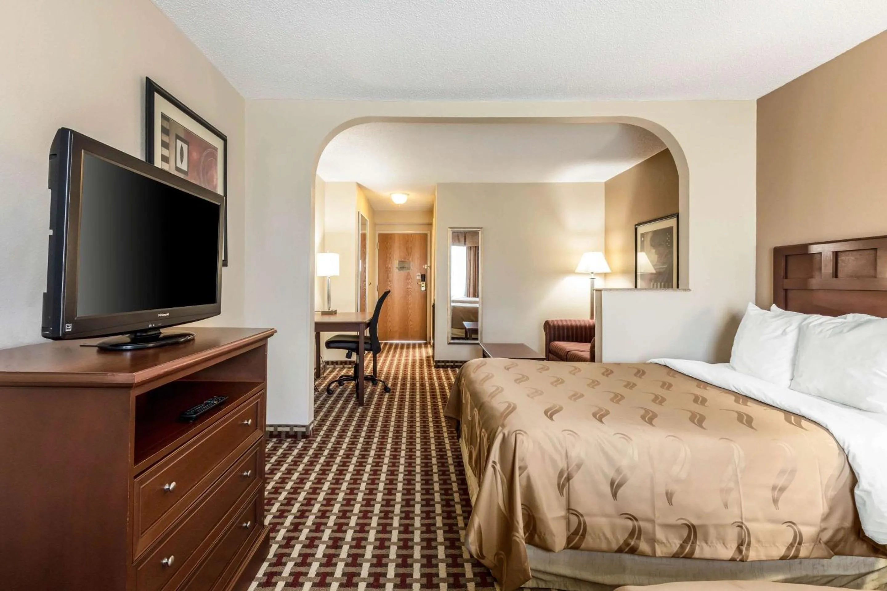 Bedroom, Bed in Quality Suites Paducah I-24