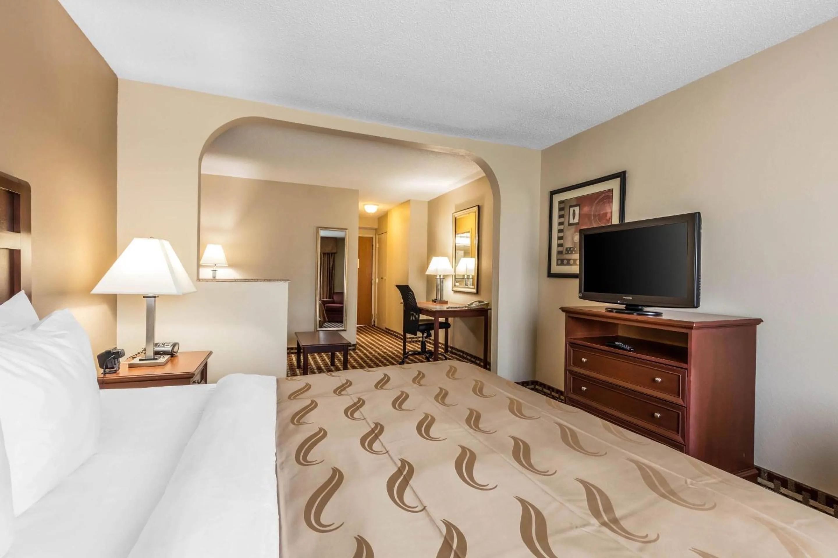 Bedroom, Bed in Quality Suites Paducah I-24