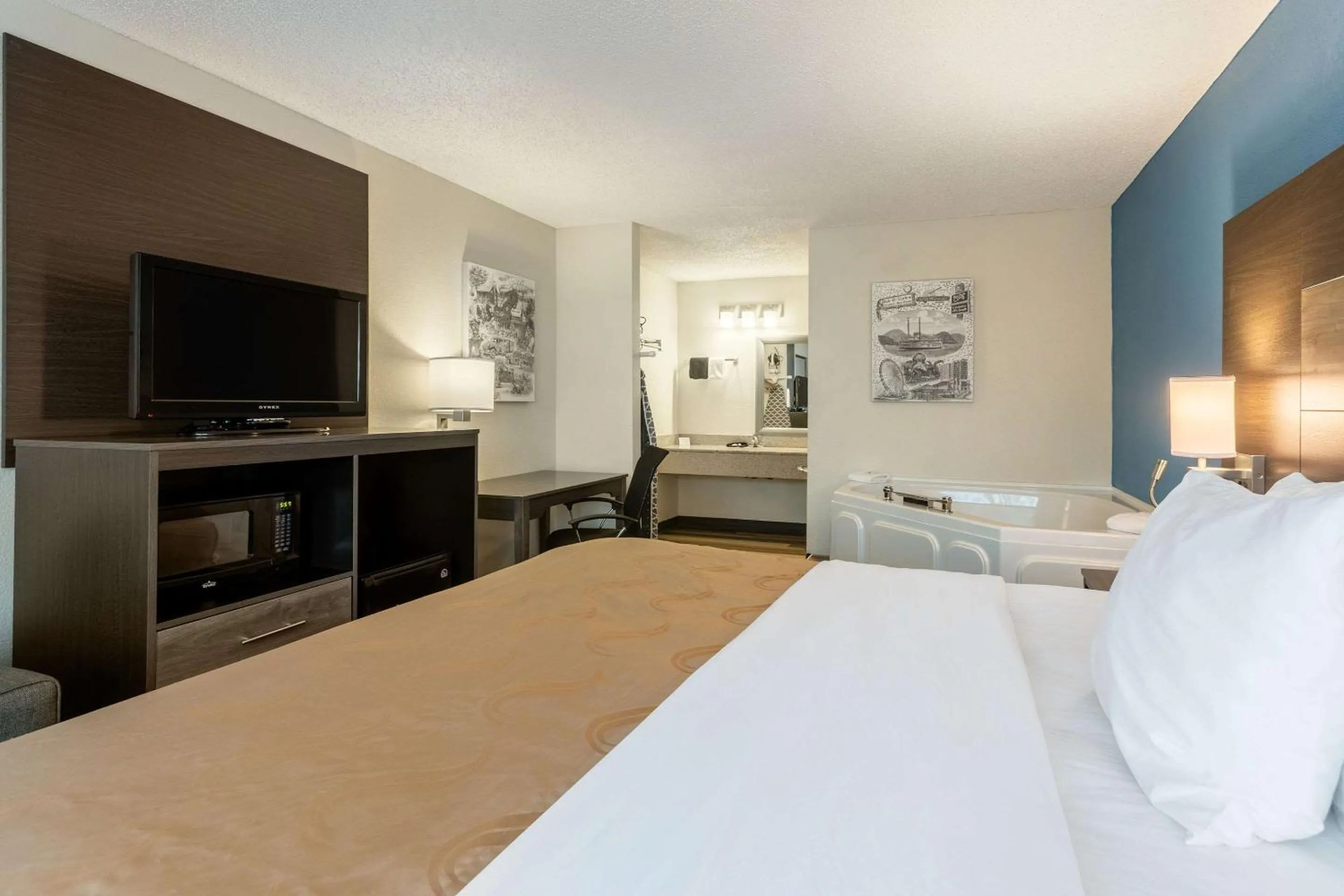 Bedroom, Bed in Quality Inn Branson On the Strip