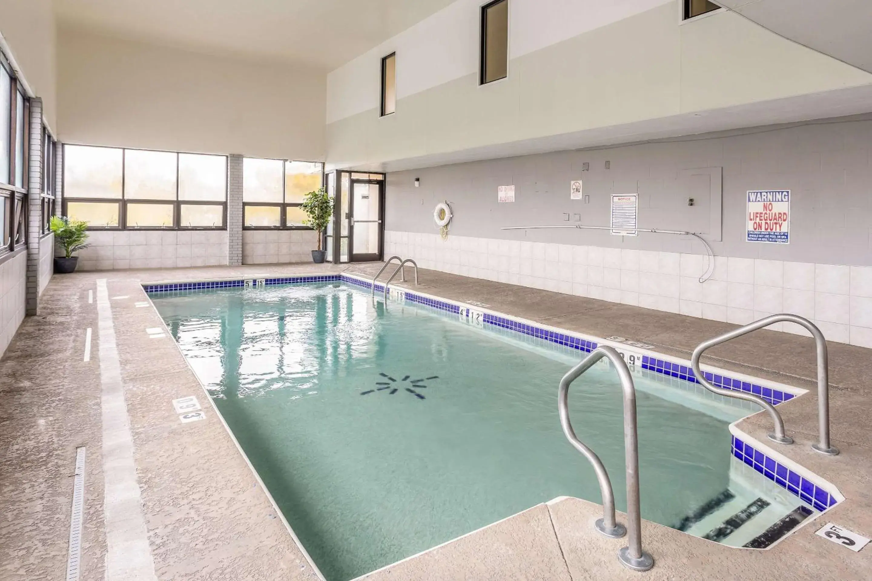 Swimming pool in Quality Inn Branson On the Strip Swimming pool in Quality Inn Branson On the Strip