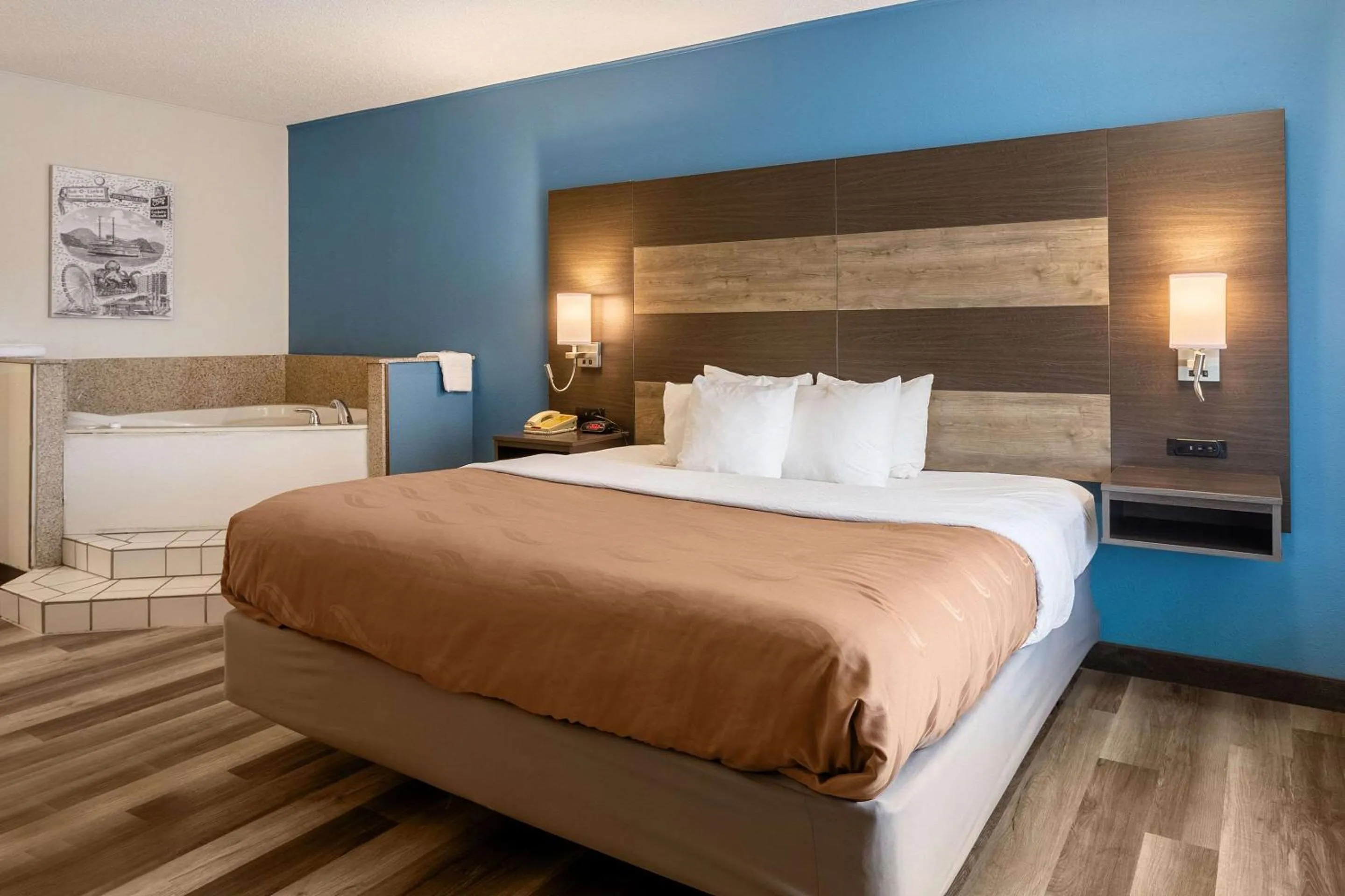 Bedroom, Bed in Quality Inn Branson On the Strip