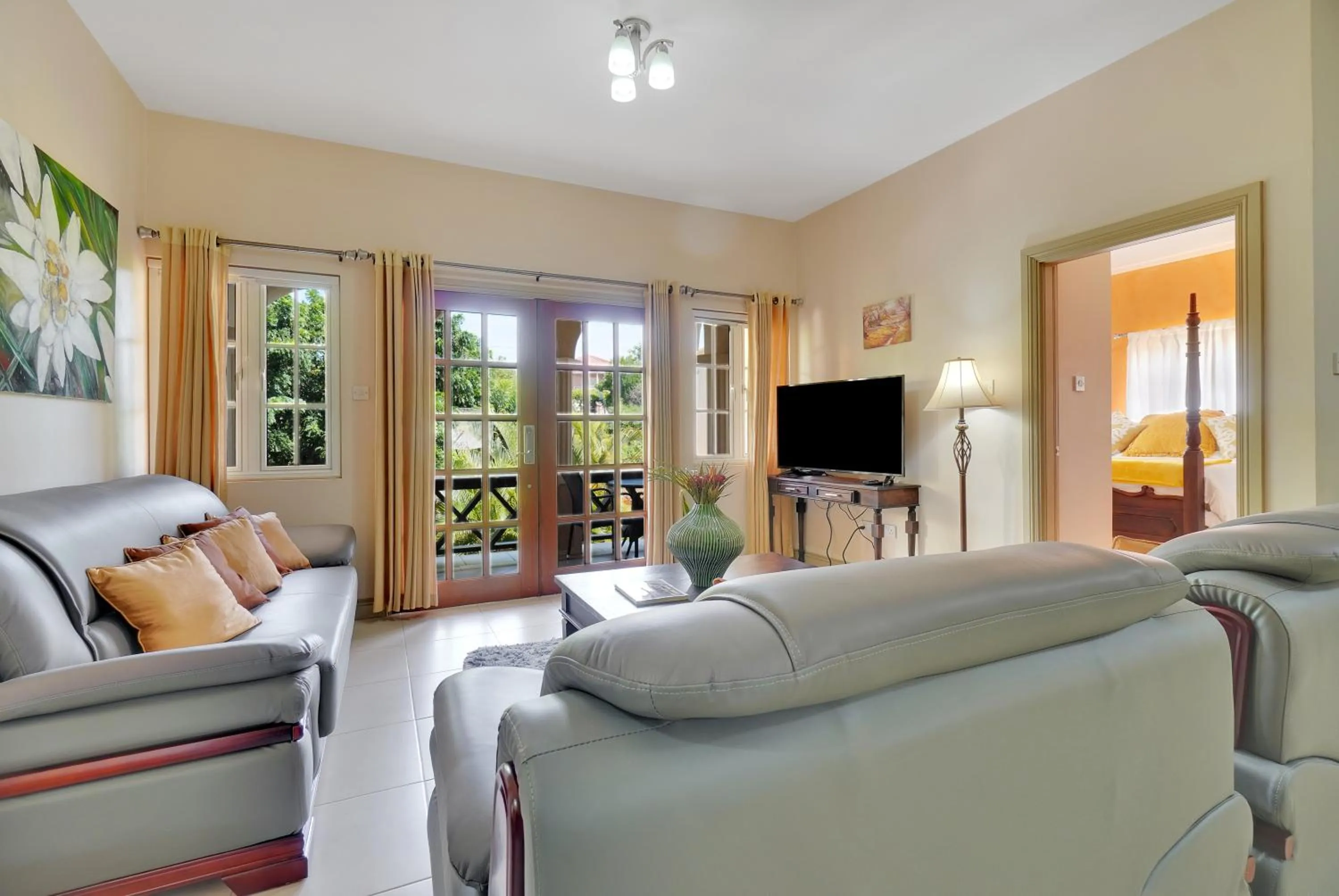 TV and multimedia, Bed in Mandela Court Suites Grenada