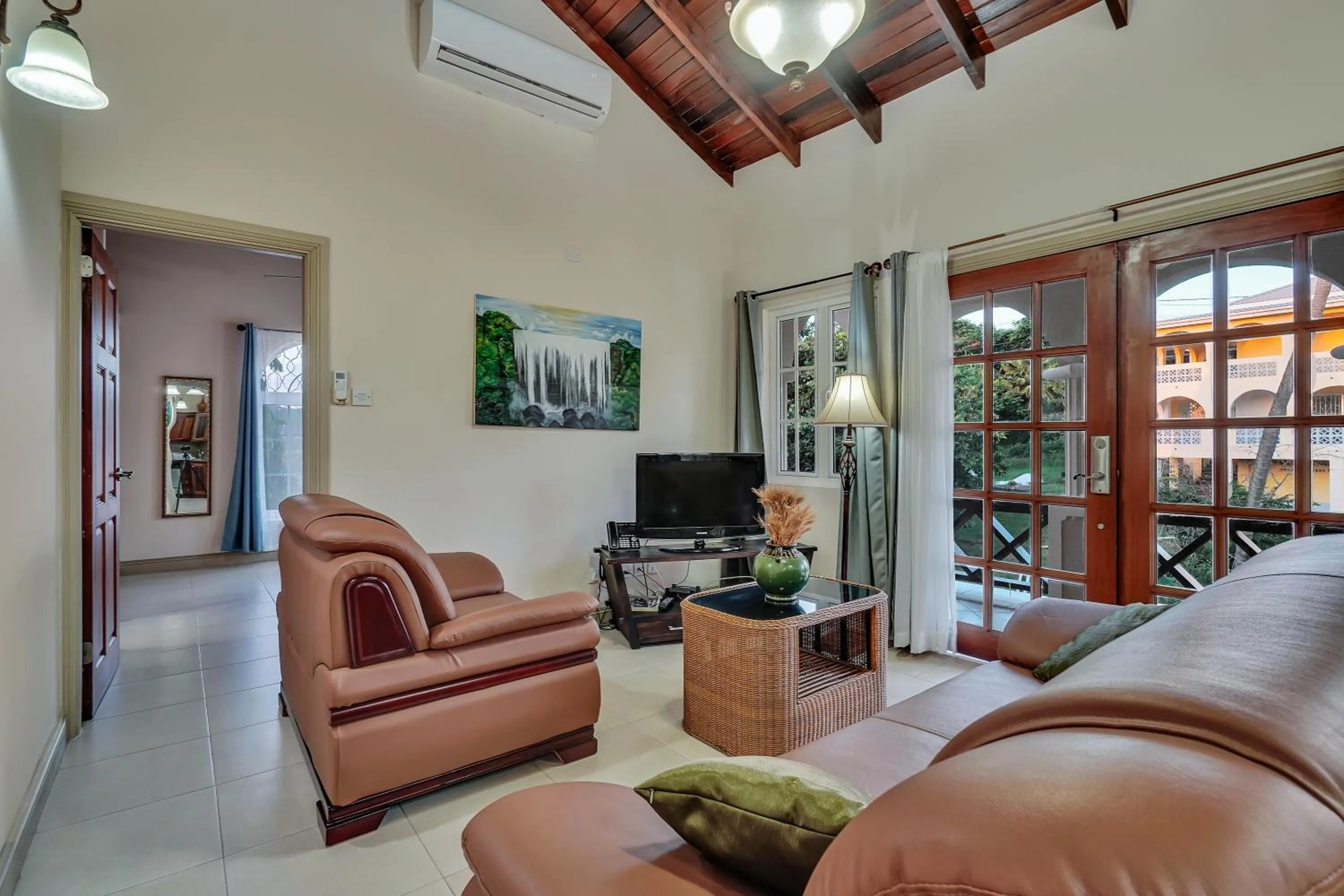 TV and multimedia in Mandela Court Suites Grenada