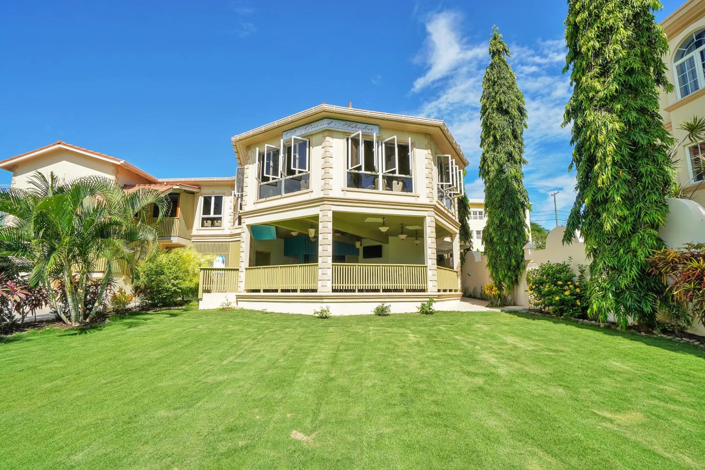 Restaurant/places to eat in Mandela Court Suites Grenada