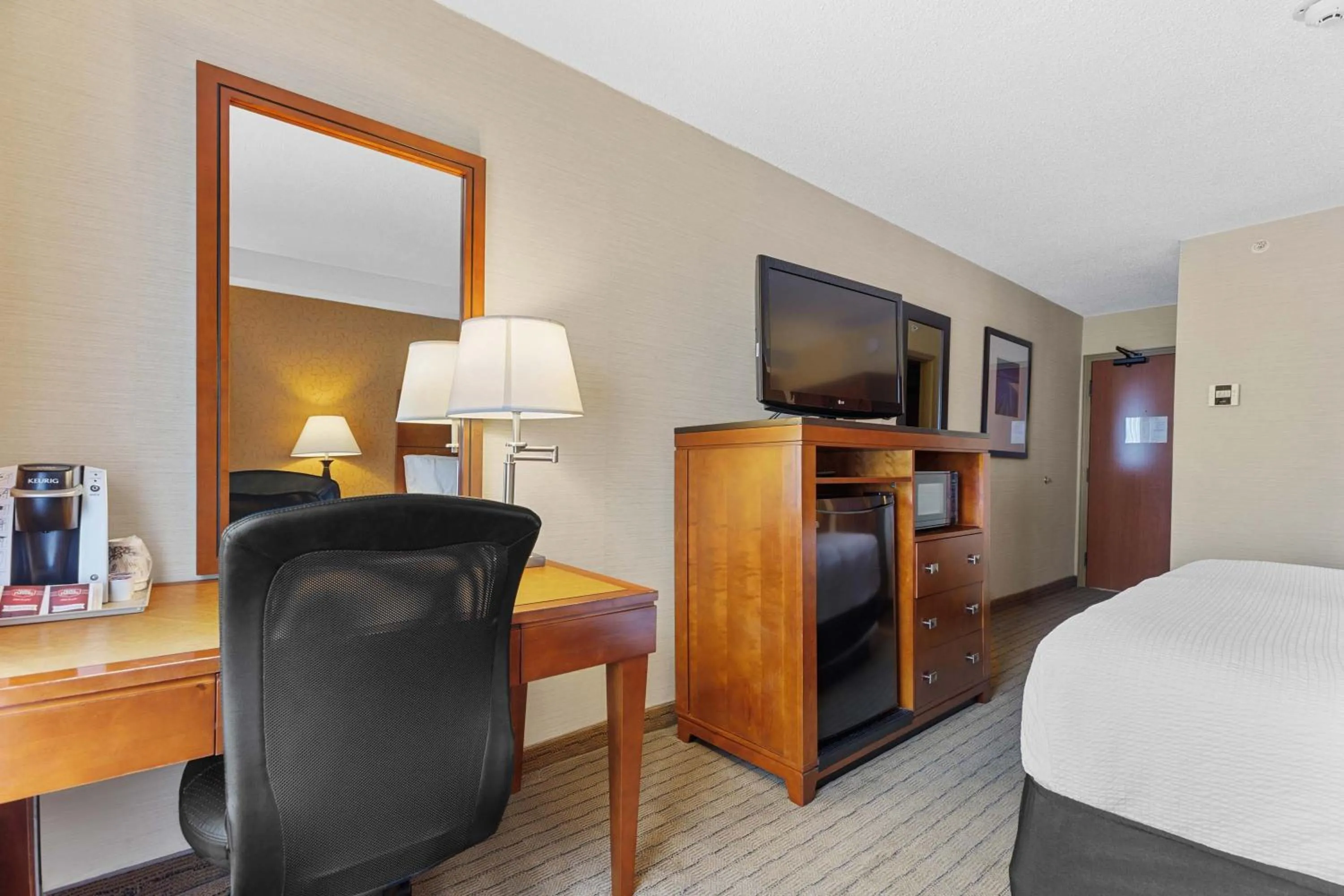 Photo of the whole room, Bed in Sandman Hotel & Suites London Downtown