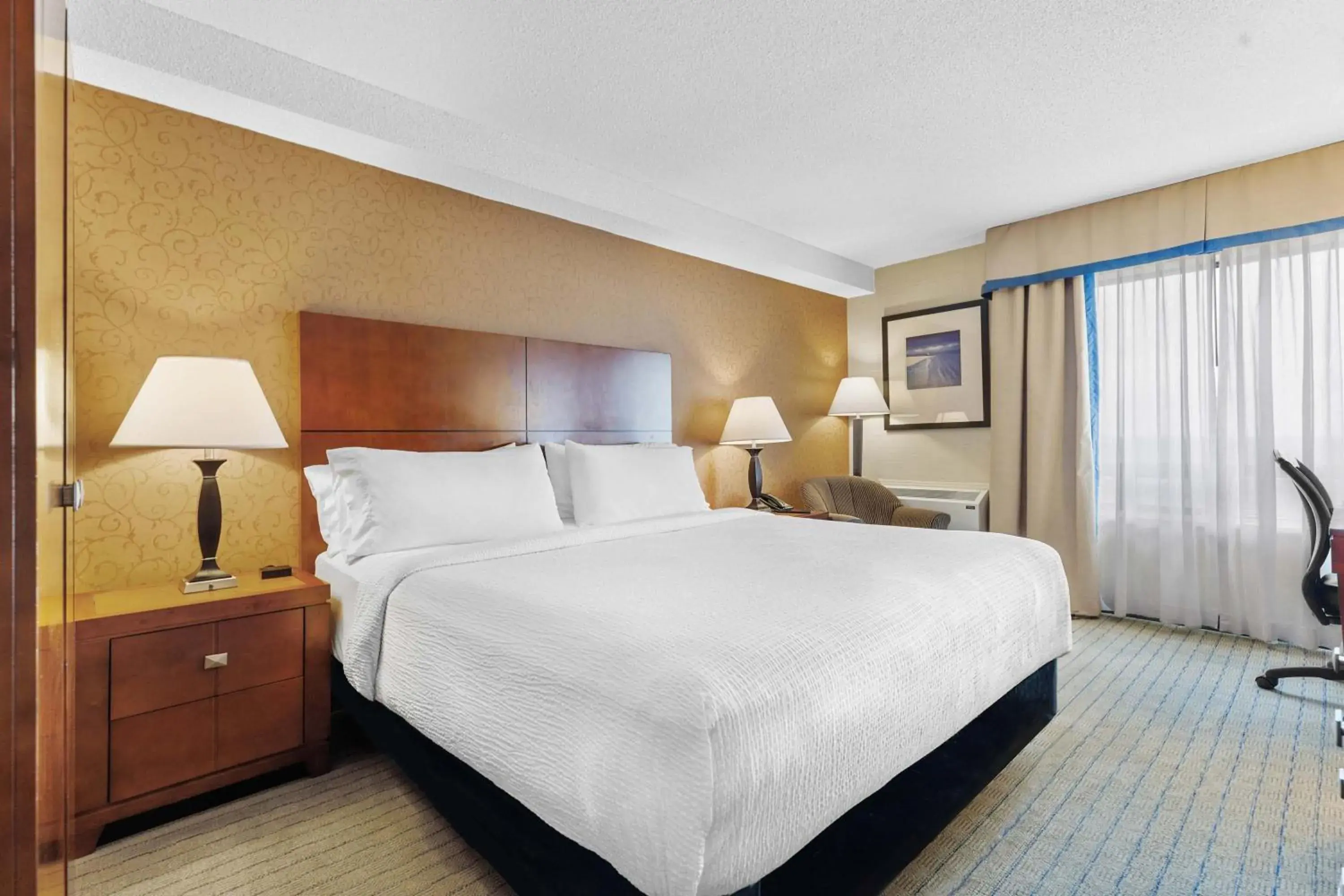 King Room in Sandman Hotel & Suites London Downtown King Room in Sandman Hotel & Suites London Downtown