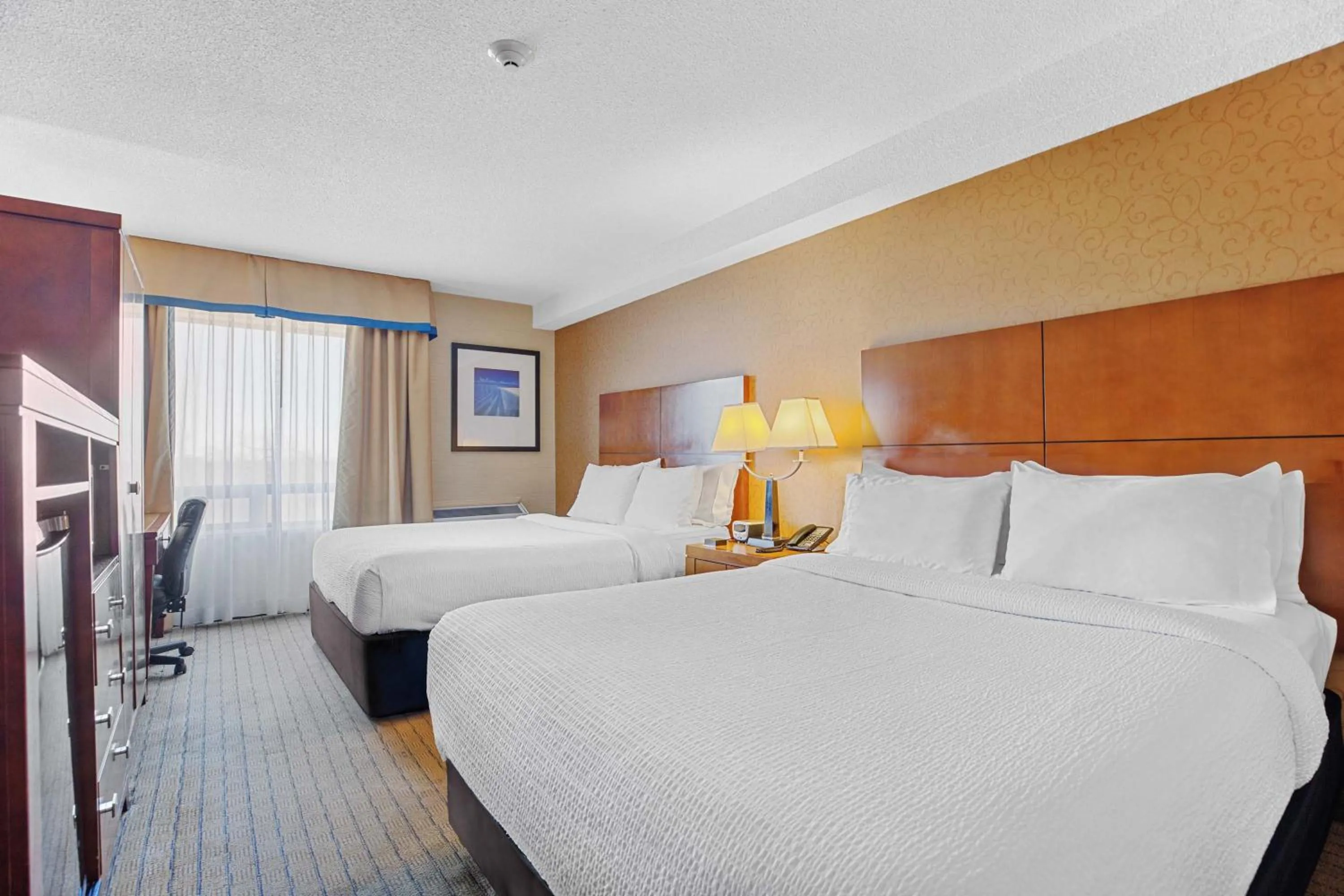 Photo of the whole room, Bed in Sandman Hotel & Suites London Downtown