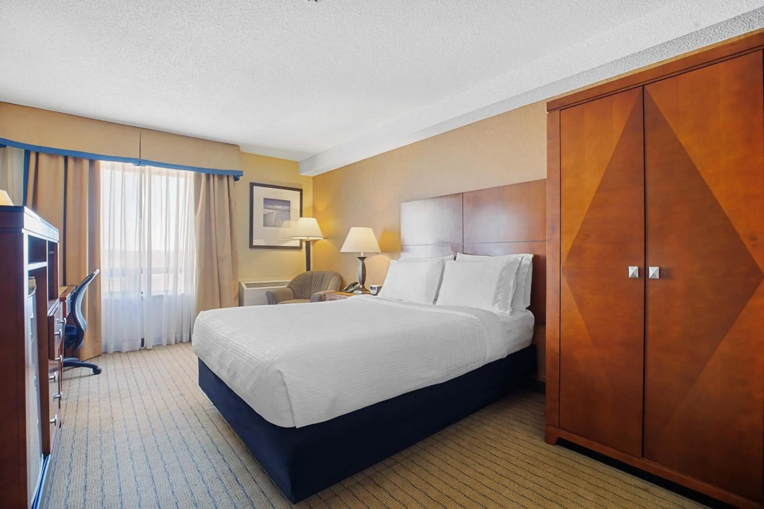 Queen Room in Sandman Hotel & Suites London Downtown Queen Room in Sandman Hotel & Suites London Downtown