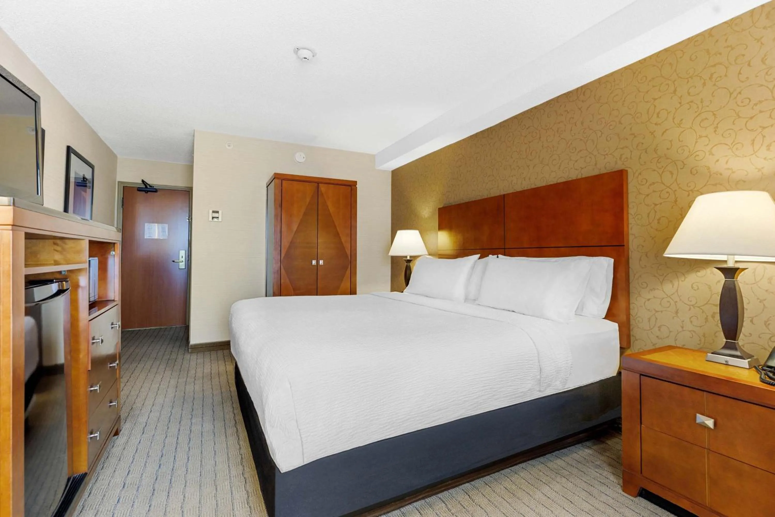 Photo of the whole room, Bed in Sandman Hotel & Suites London Downtown