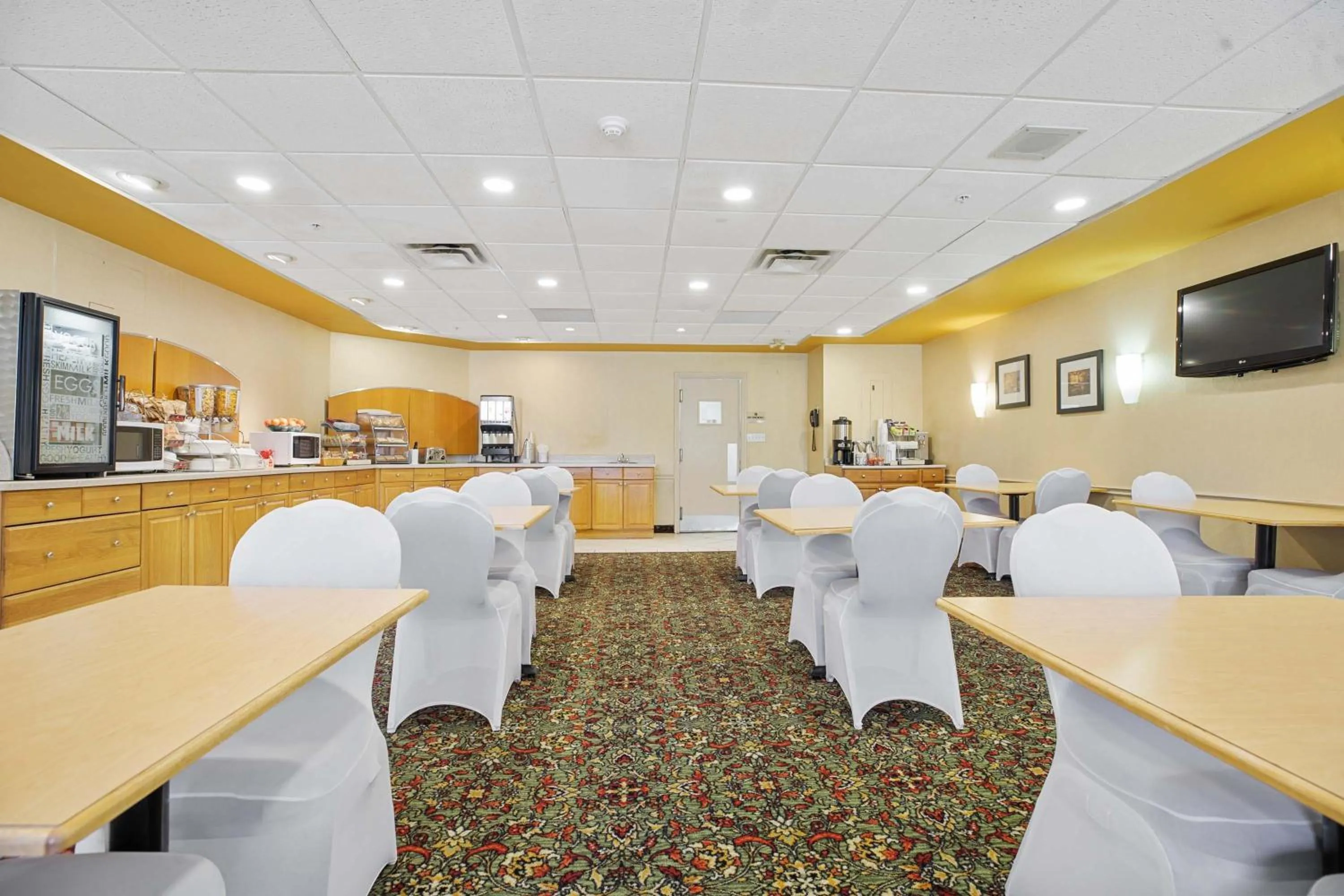 Breakfast in Sandman Hotel & Suites London Downtown